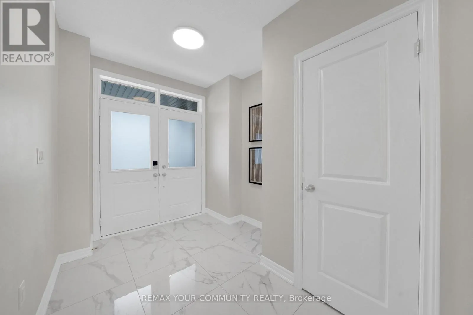104 HOLYROOD CRESCENT