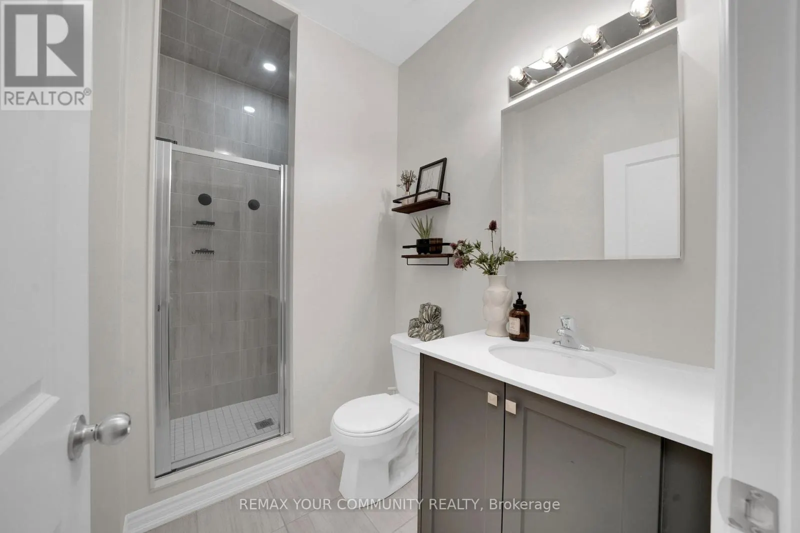 104 HOLYROOD CRESCENT