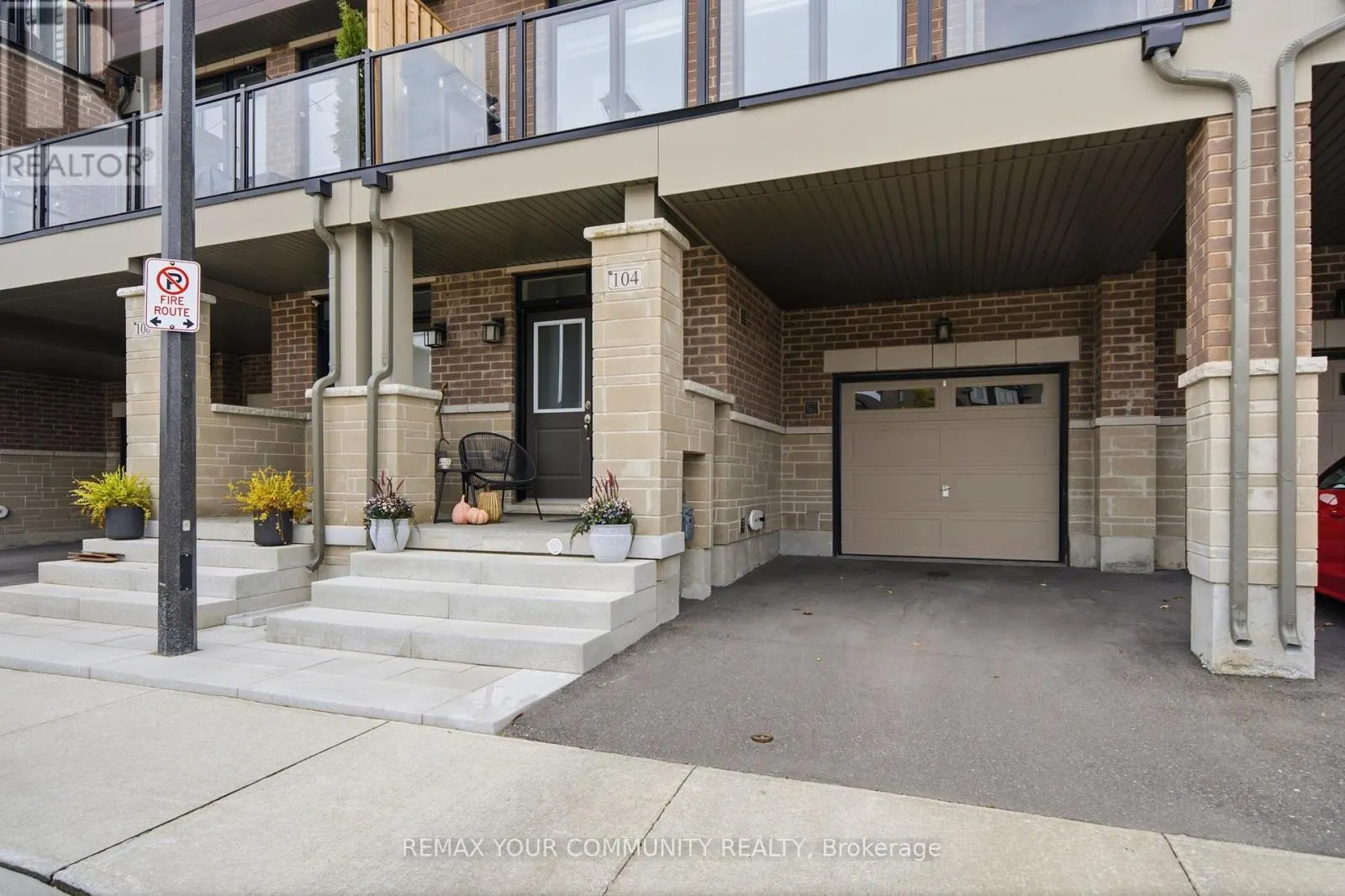 104 HOLYROOD CRESCENT