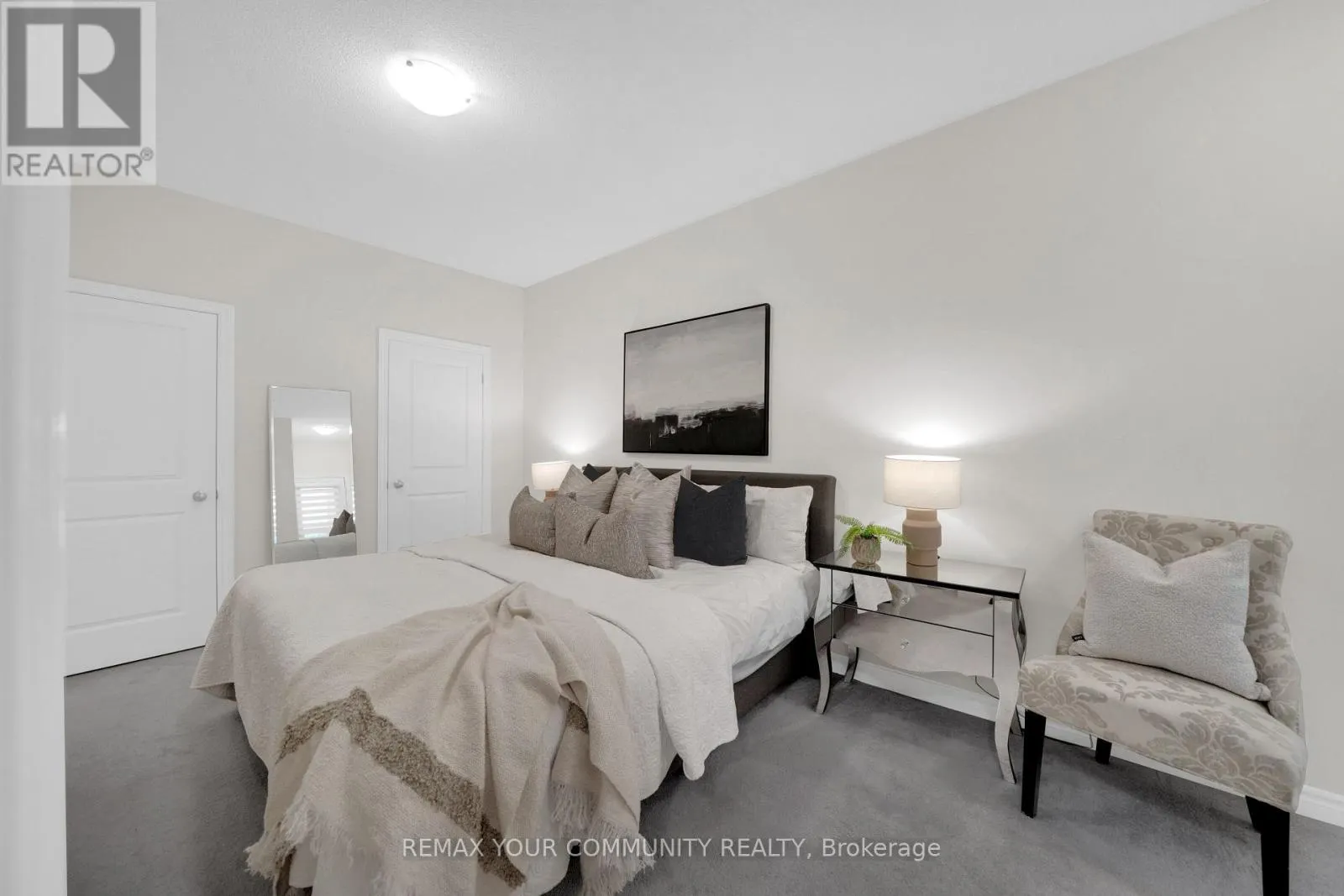 104 HOLYROOD CRESCENT