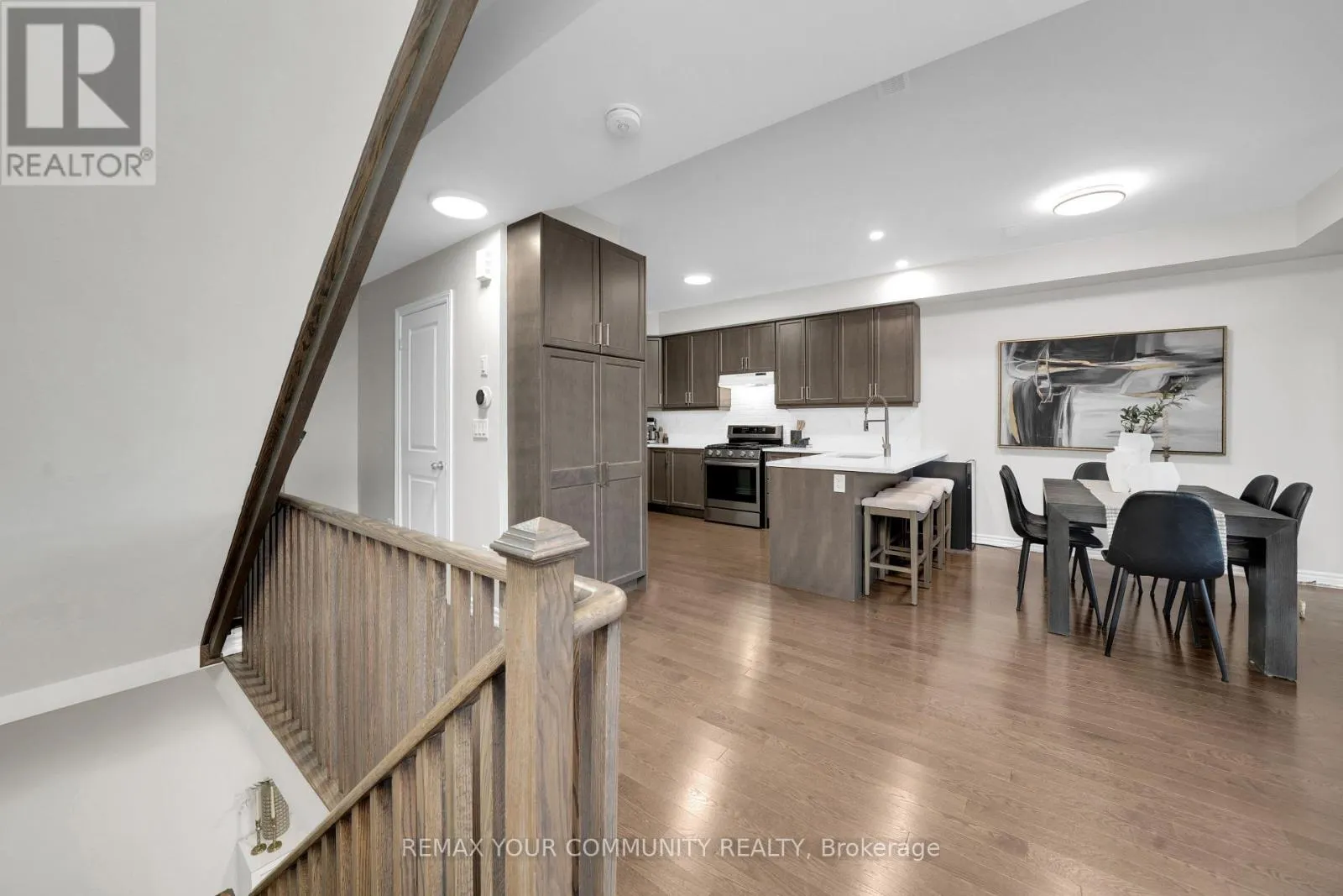 104 HOLYROOD CRESCENT
