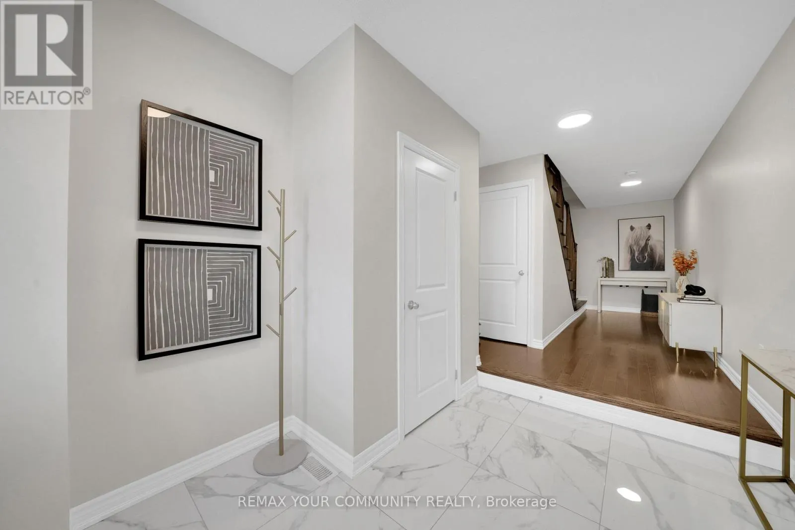 104 HOLYROOD CRESCENT