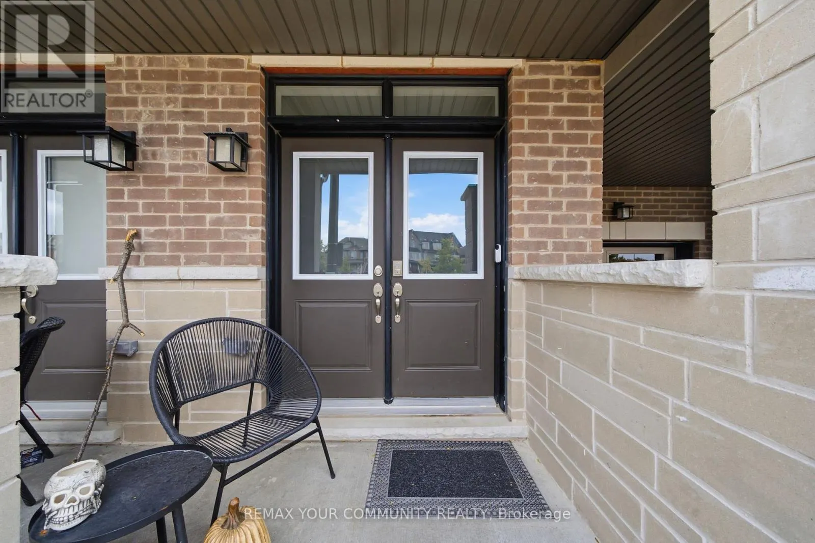 104 HOLYROOD CRESCENT
