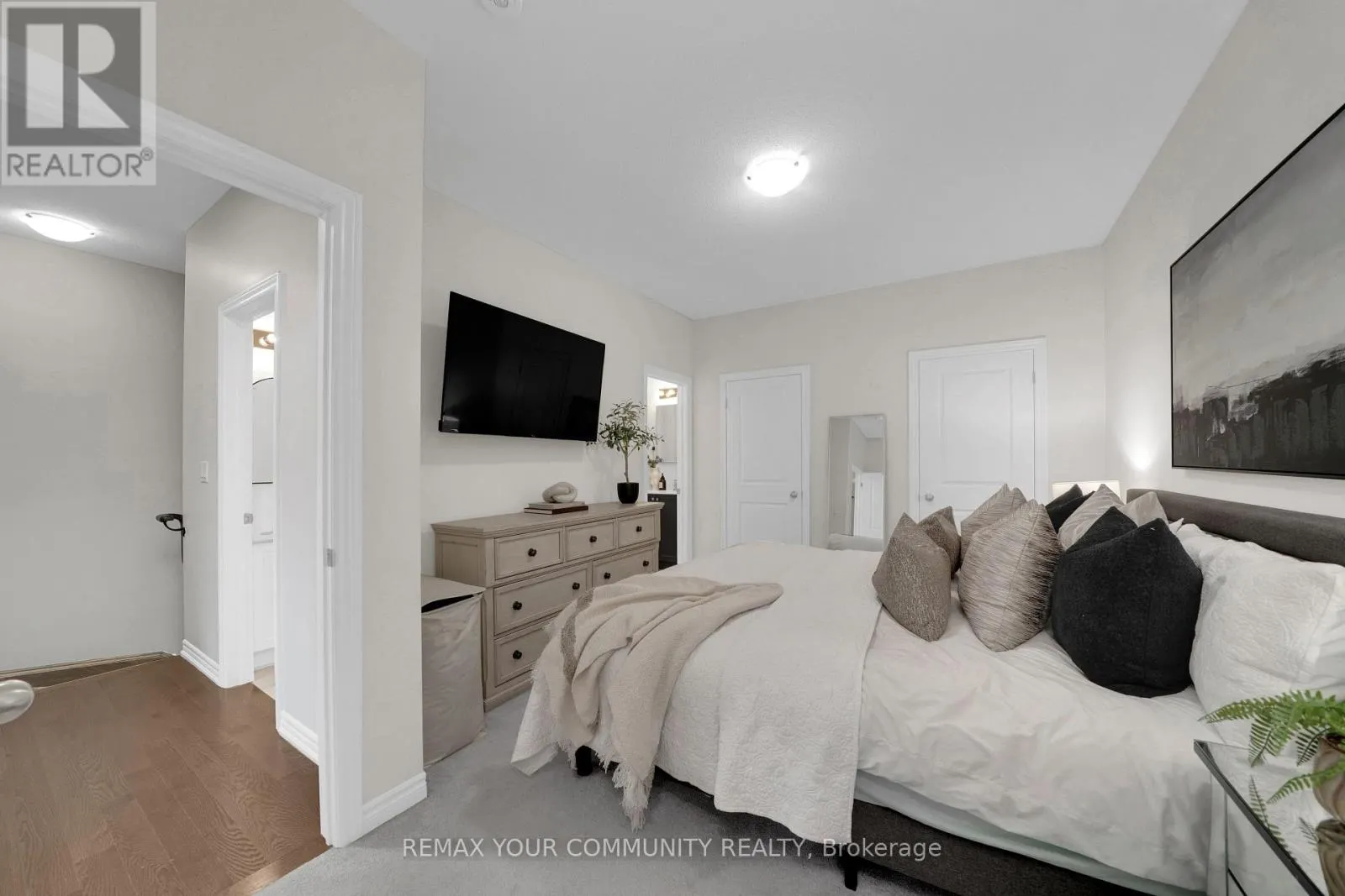 104 HOLYROOD CRESCENT