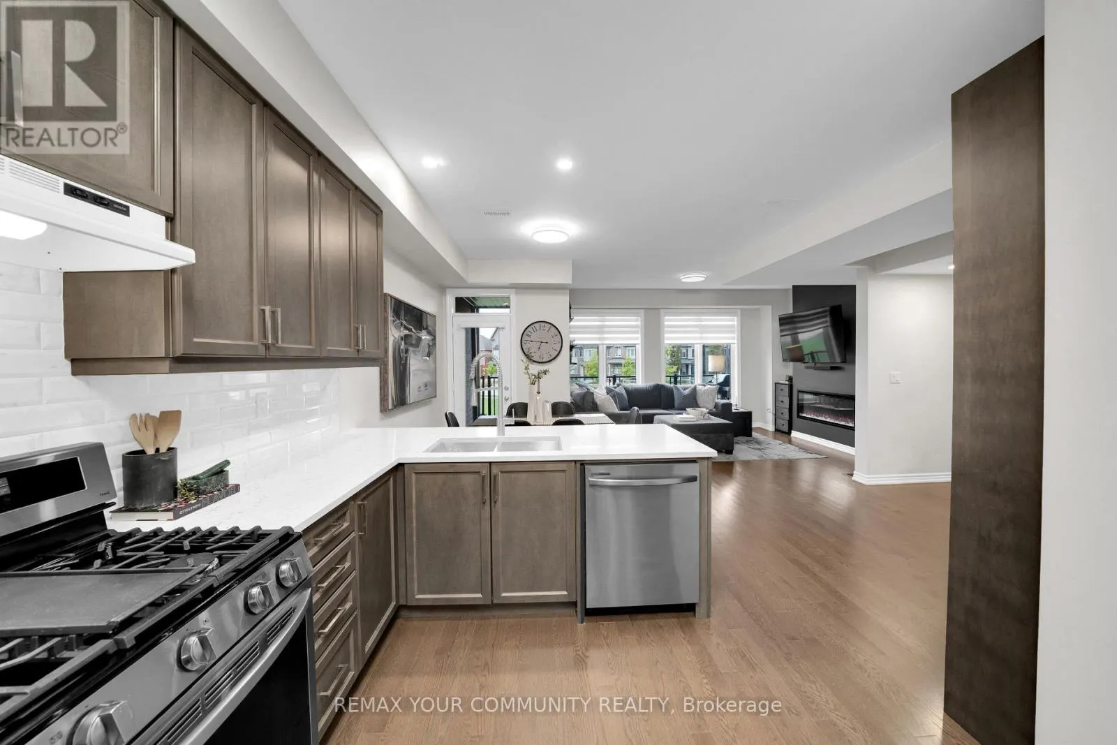 104 HOLYROOD CRESCENT