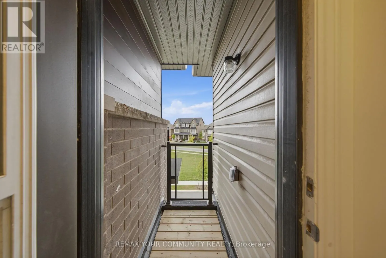 104 HOLYROOD CRESCENT