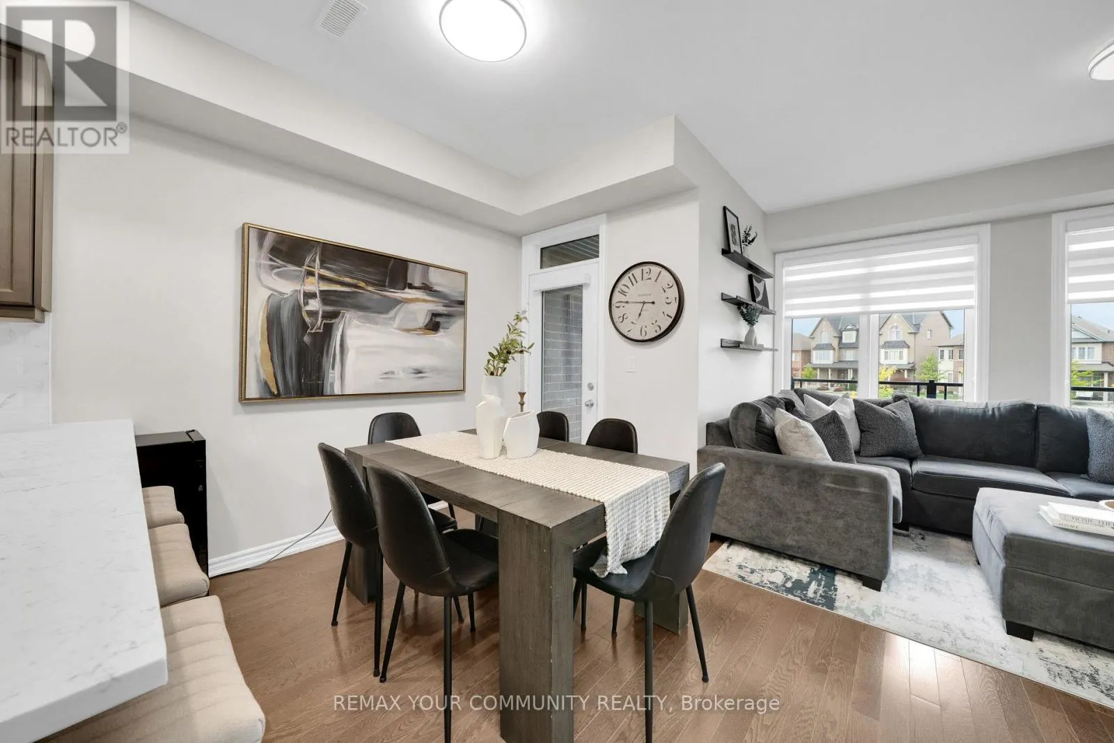 104 HOLYROOD CRESCENT