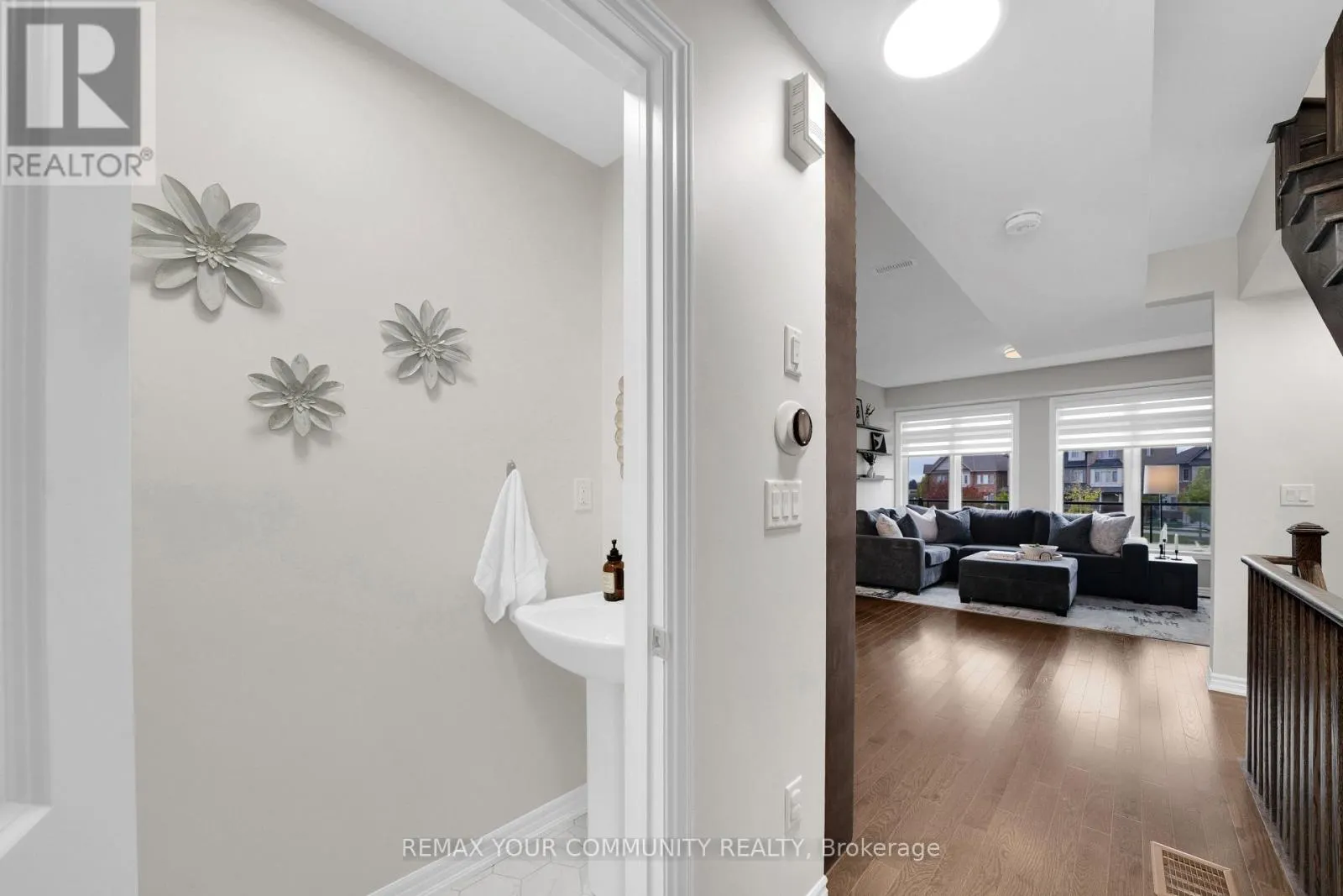 104 HOLYROOD CRESCENT