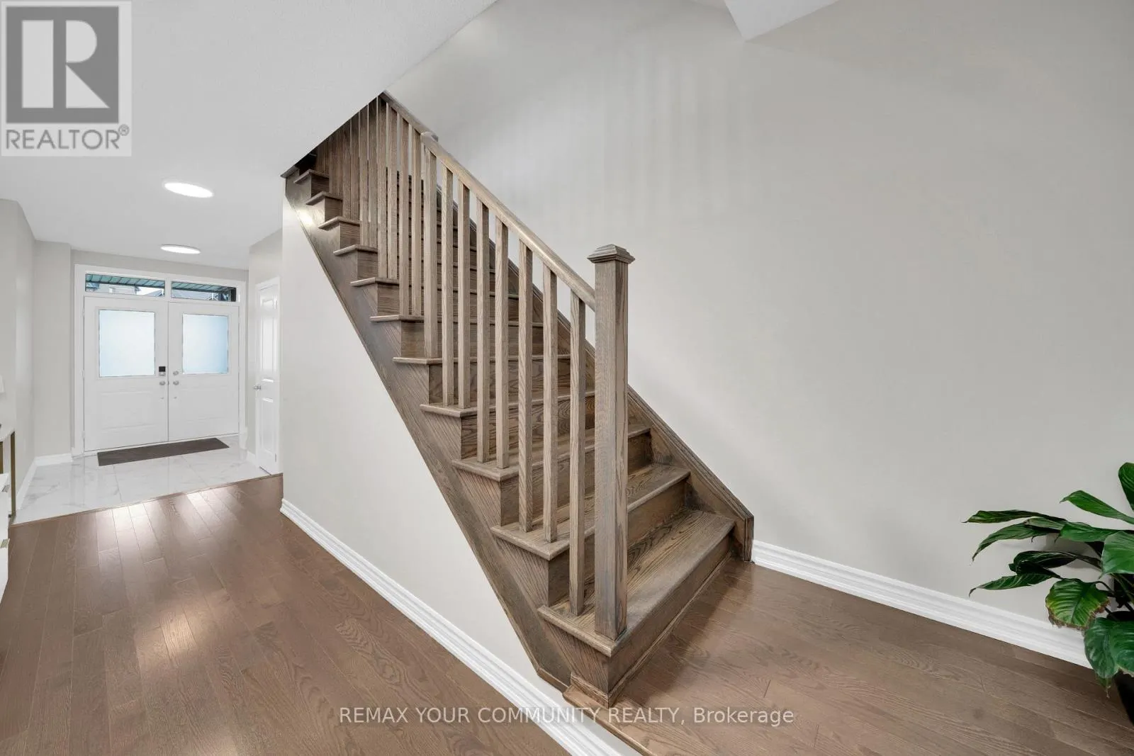 104 HOLYROOD CRESCENT