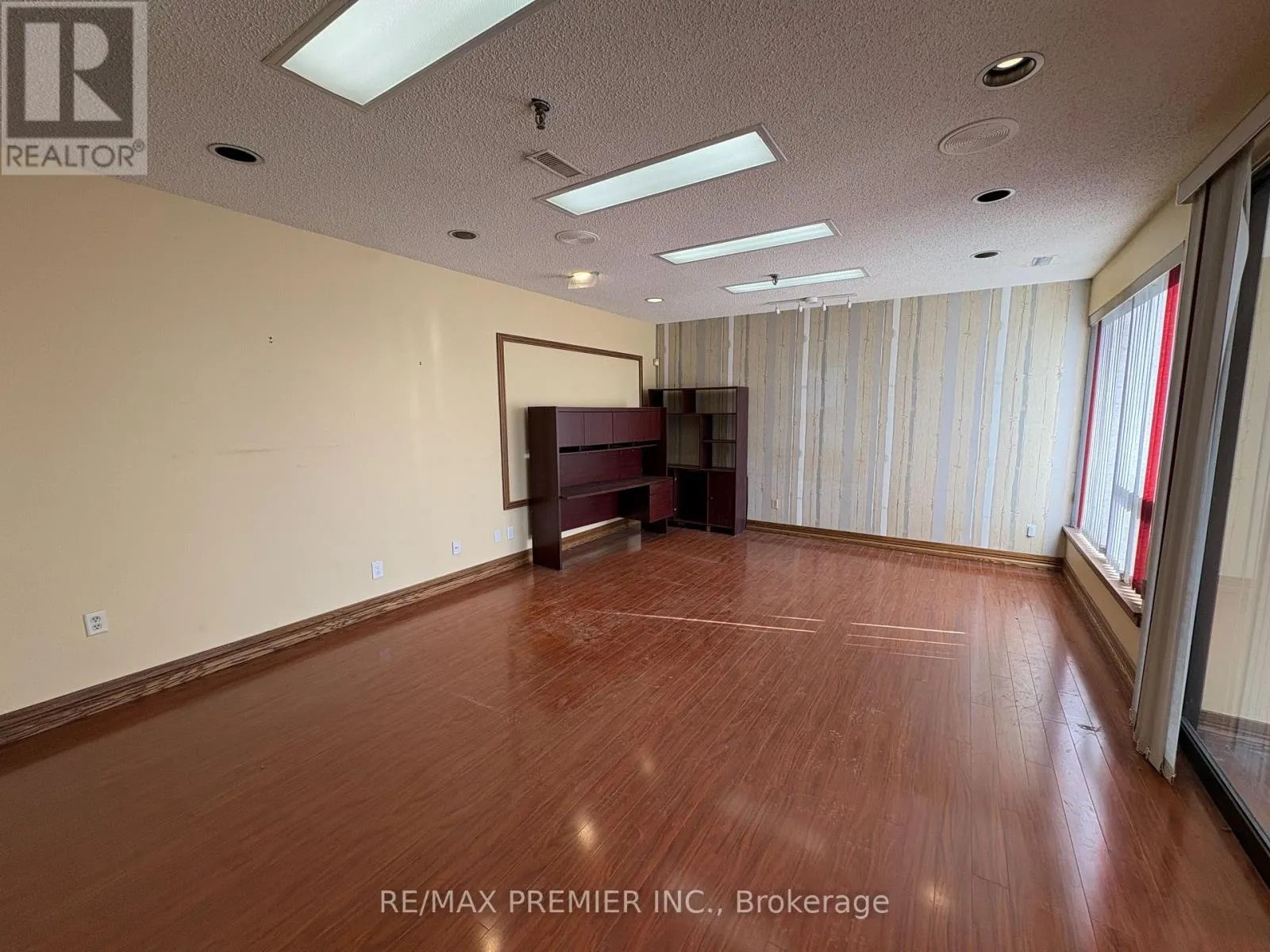 15 & 16 - 4300 STEELES AVENUE W
