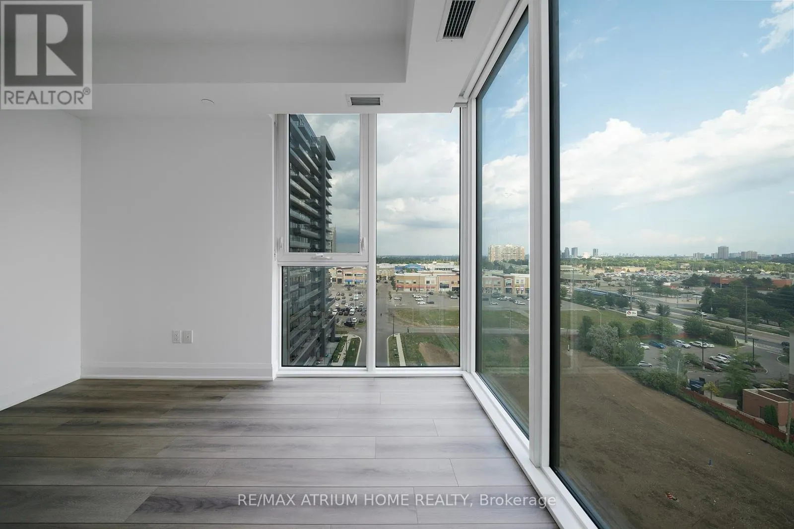 1004 - 10 GATINEAU DRIVE
