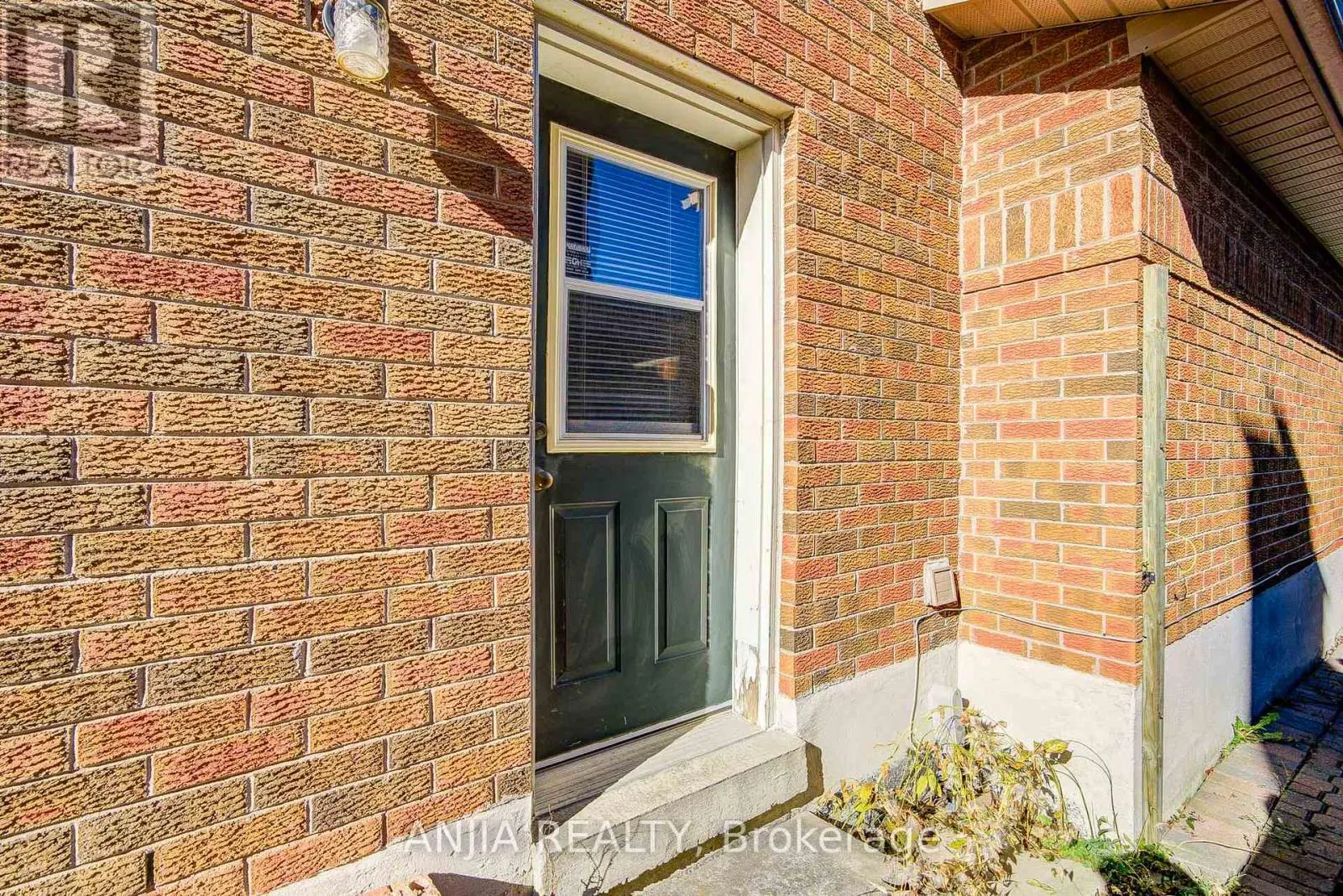 17 CHARRINGTON CRESCENT