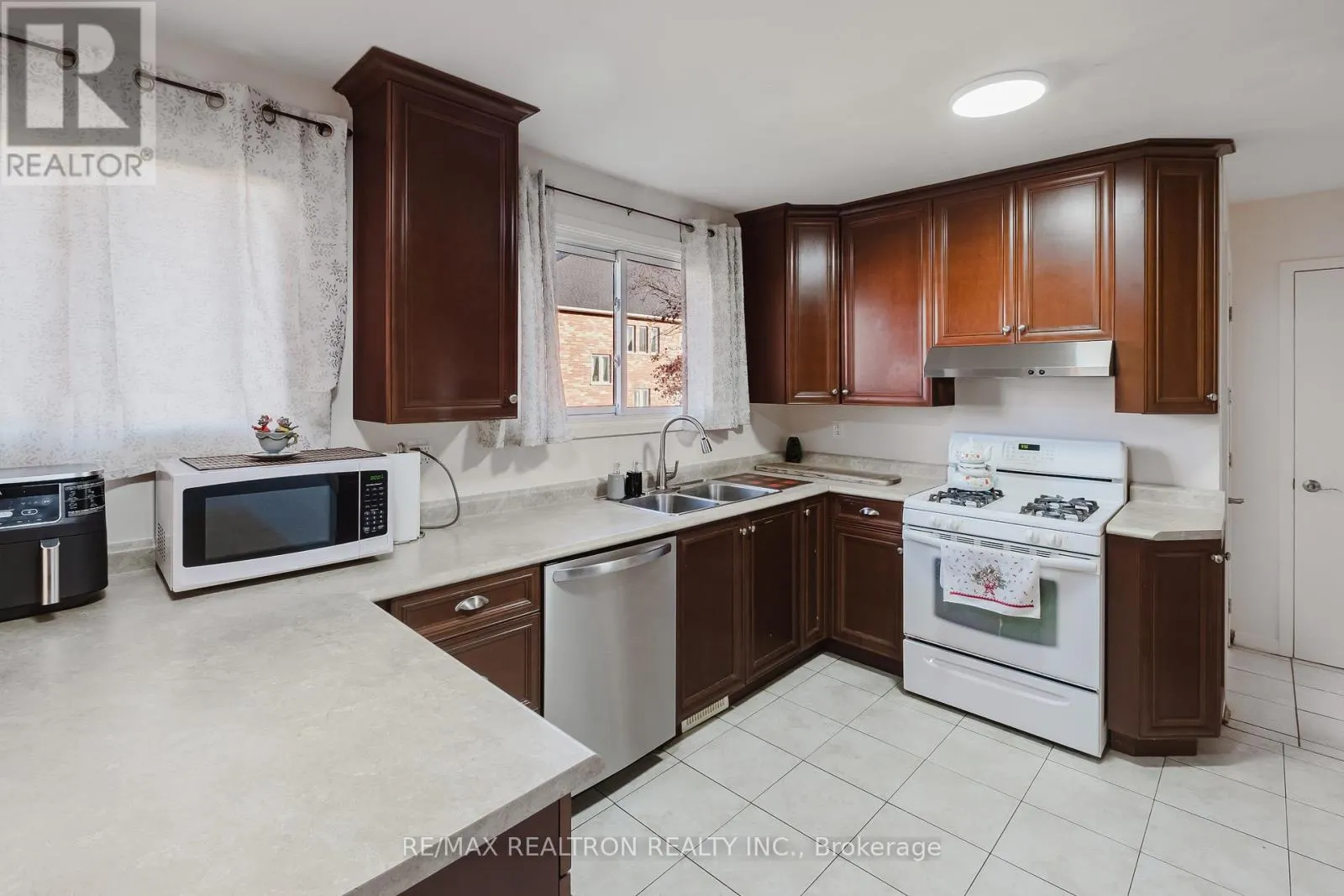 92 BOND CRESCENT