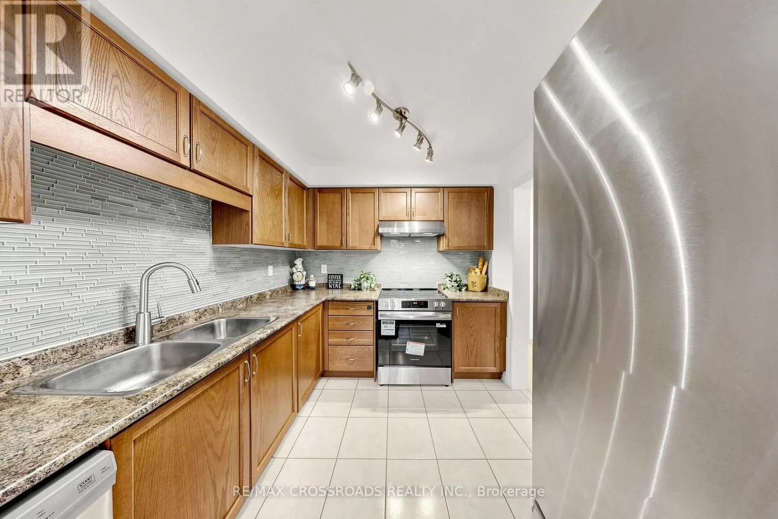 78 VERA LYNN CRESCENT