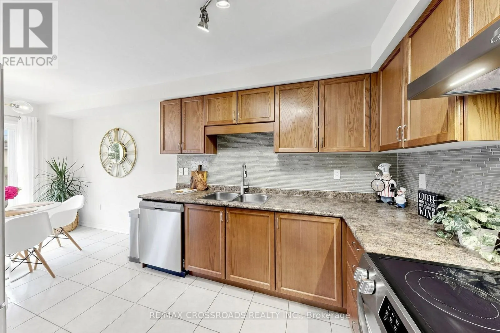 78 VERA LYNN CRESCENT