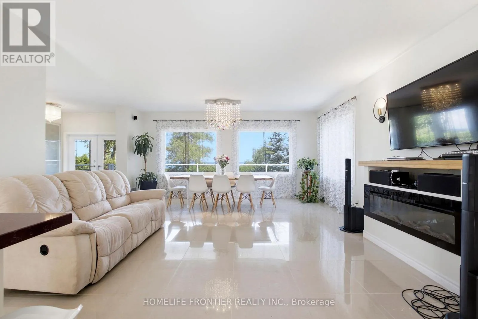 813 LAKE DRIVE E