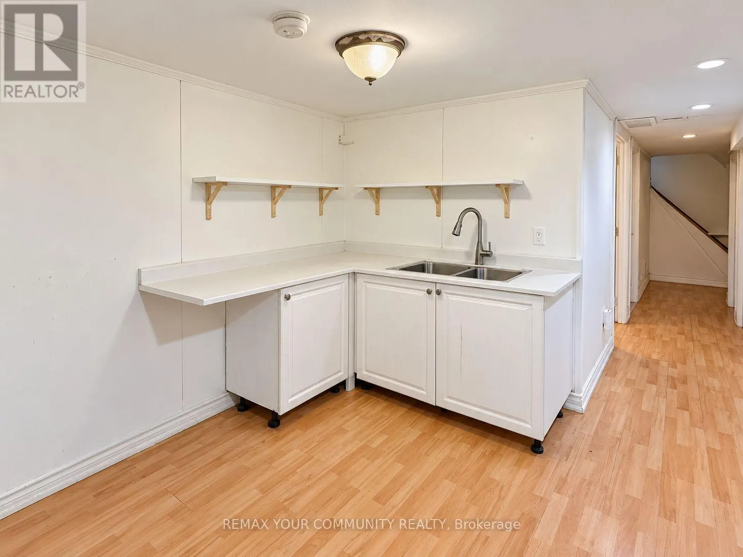 8 HILLSIDE AVENUE