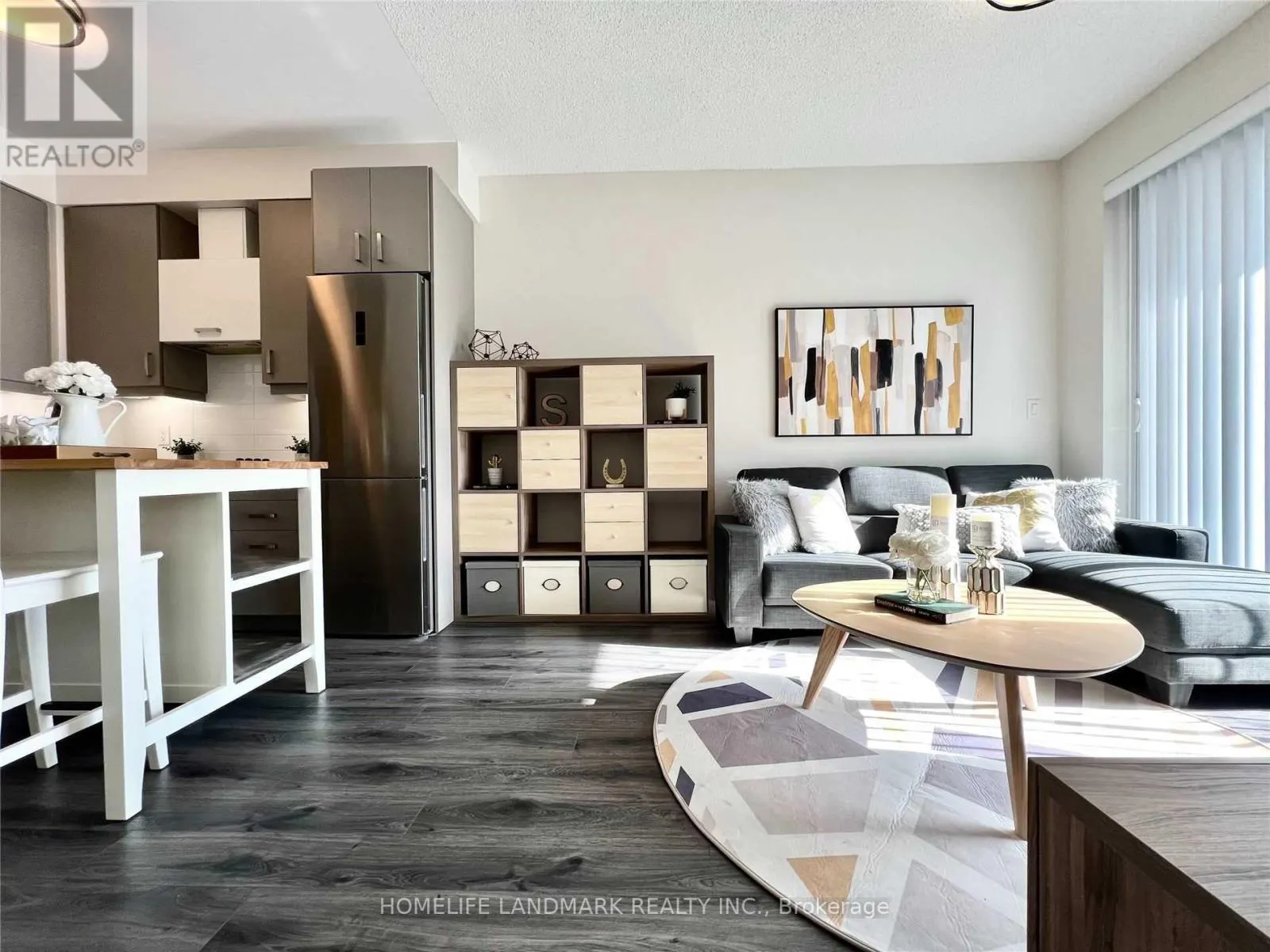 527 - 28 UPTOWN DRIVE