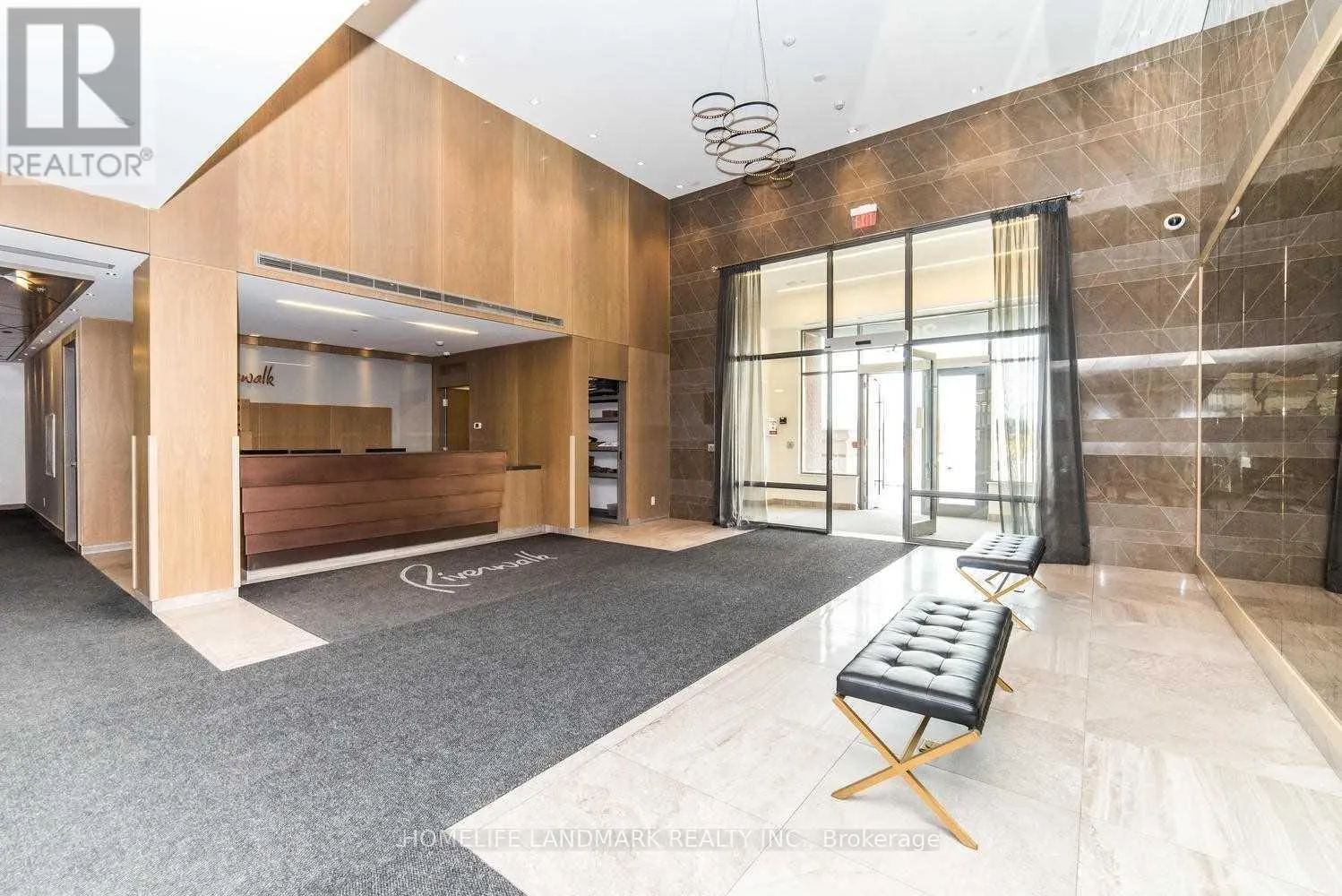 527 - 28 UPTOWN DRIVE