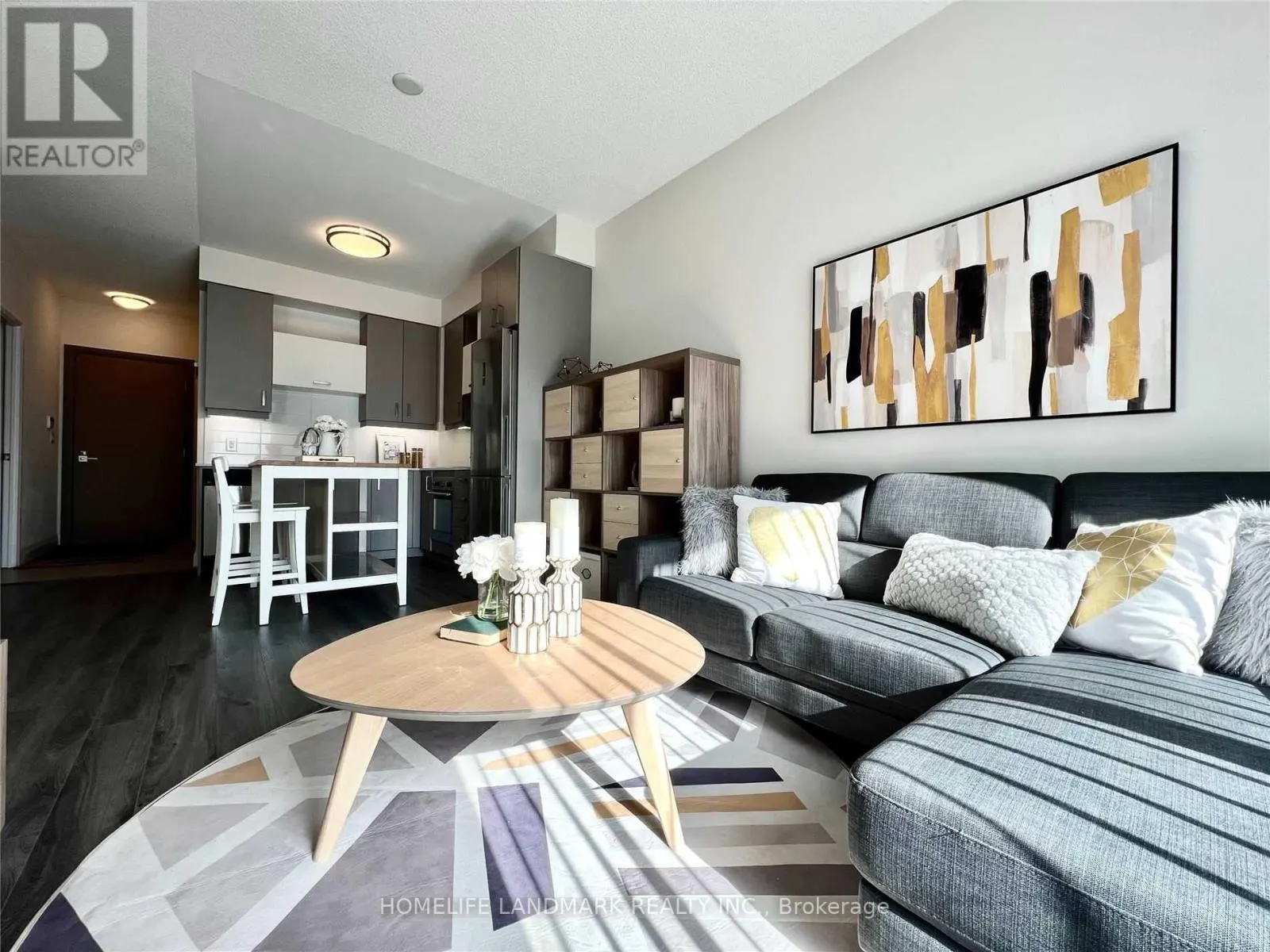 527 - 28 UPTOWN DRIVE