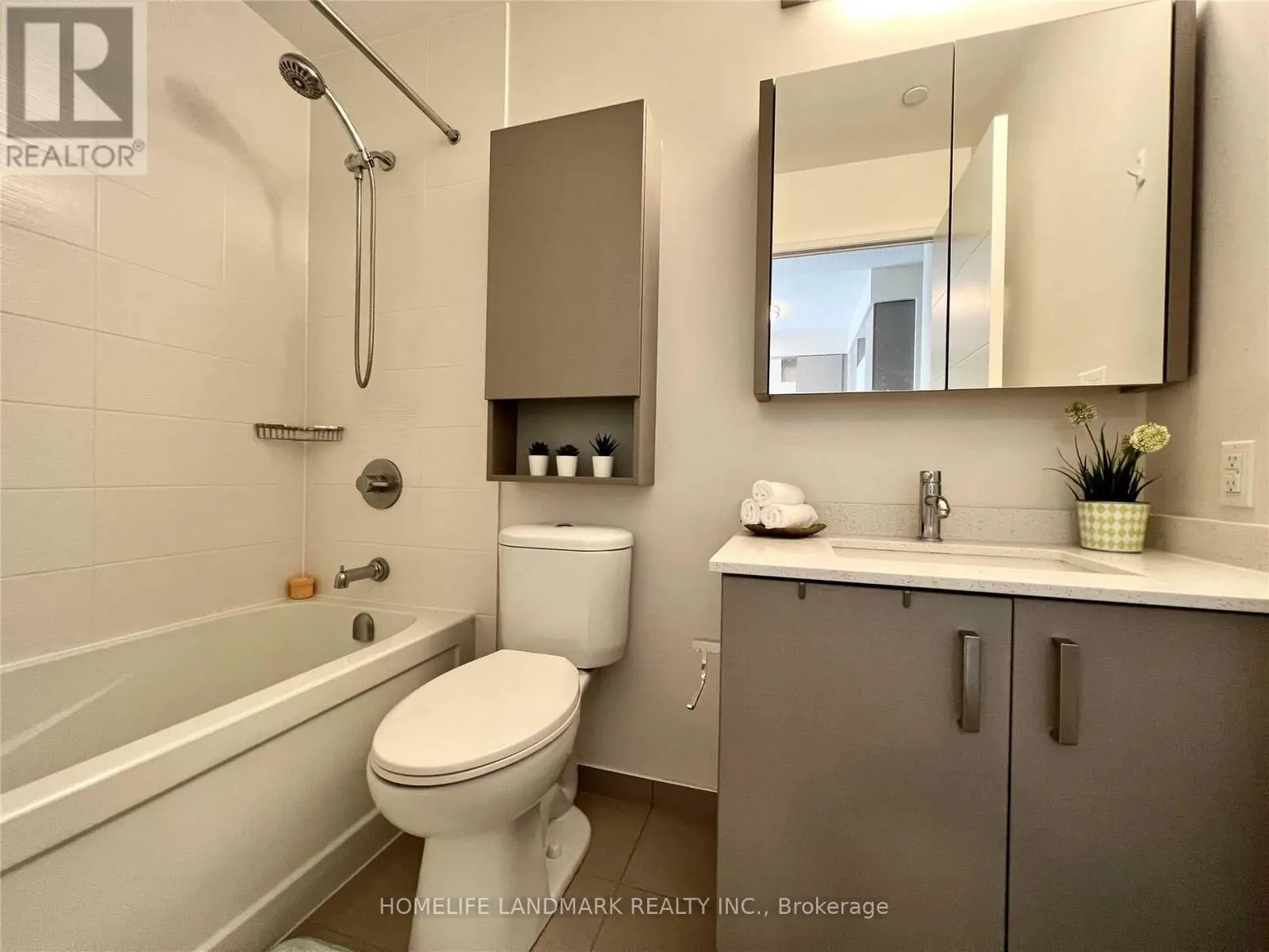 527 - 28 UPTOWN DRIVE