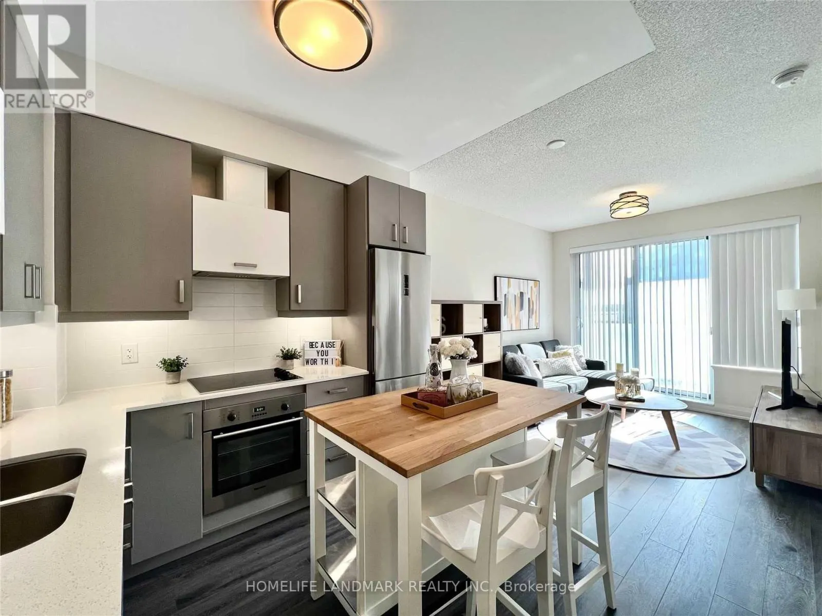 527 - 28 UPTOWN DRIVE