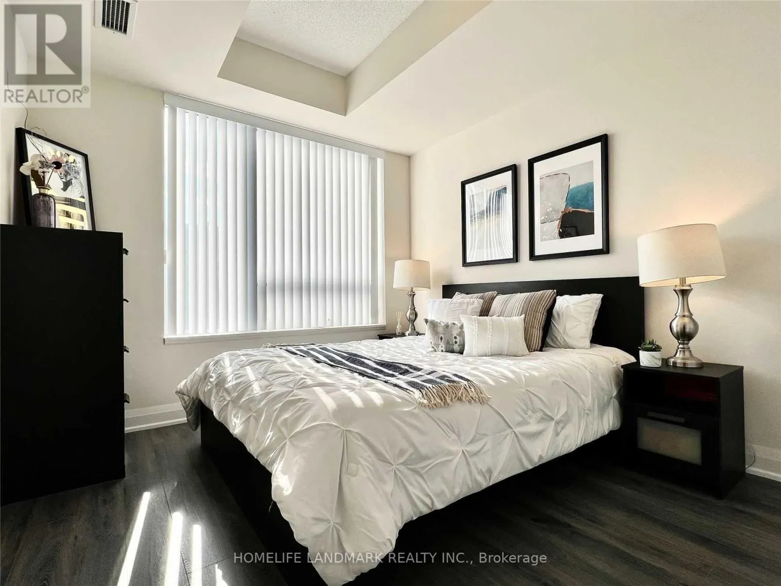 527 - 28 UPTOWN DRIVE