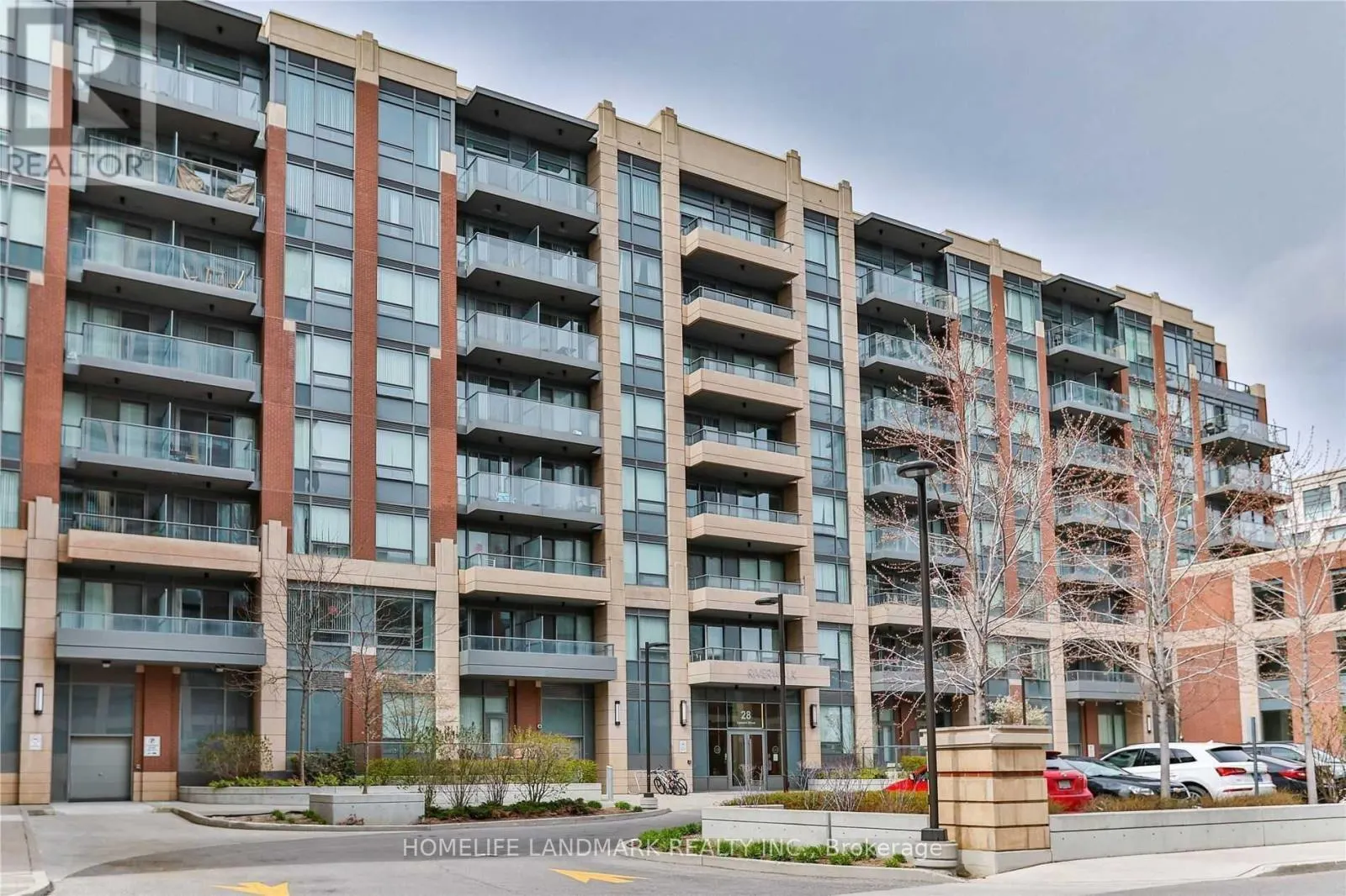 527 - 28 UPTOWN DRIVE