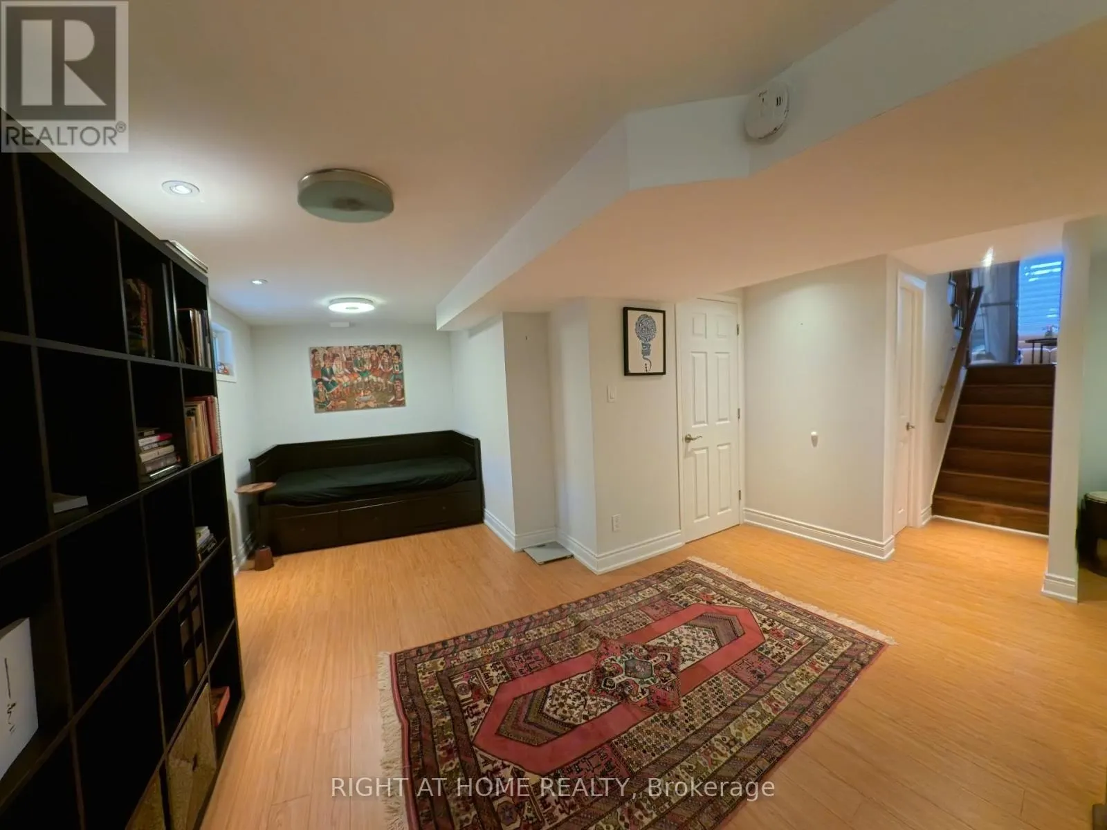 35 KNOWLES CRESCENT