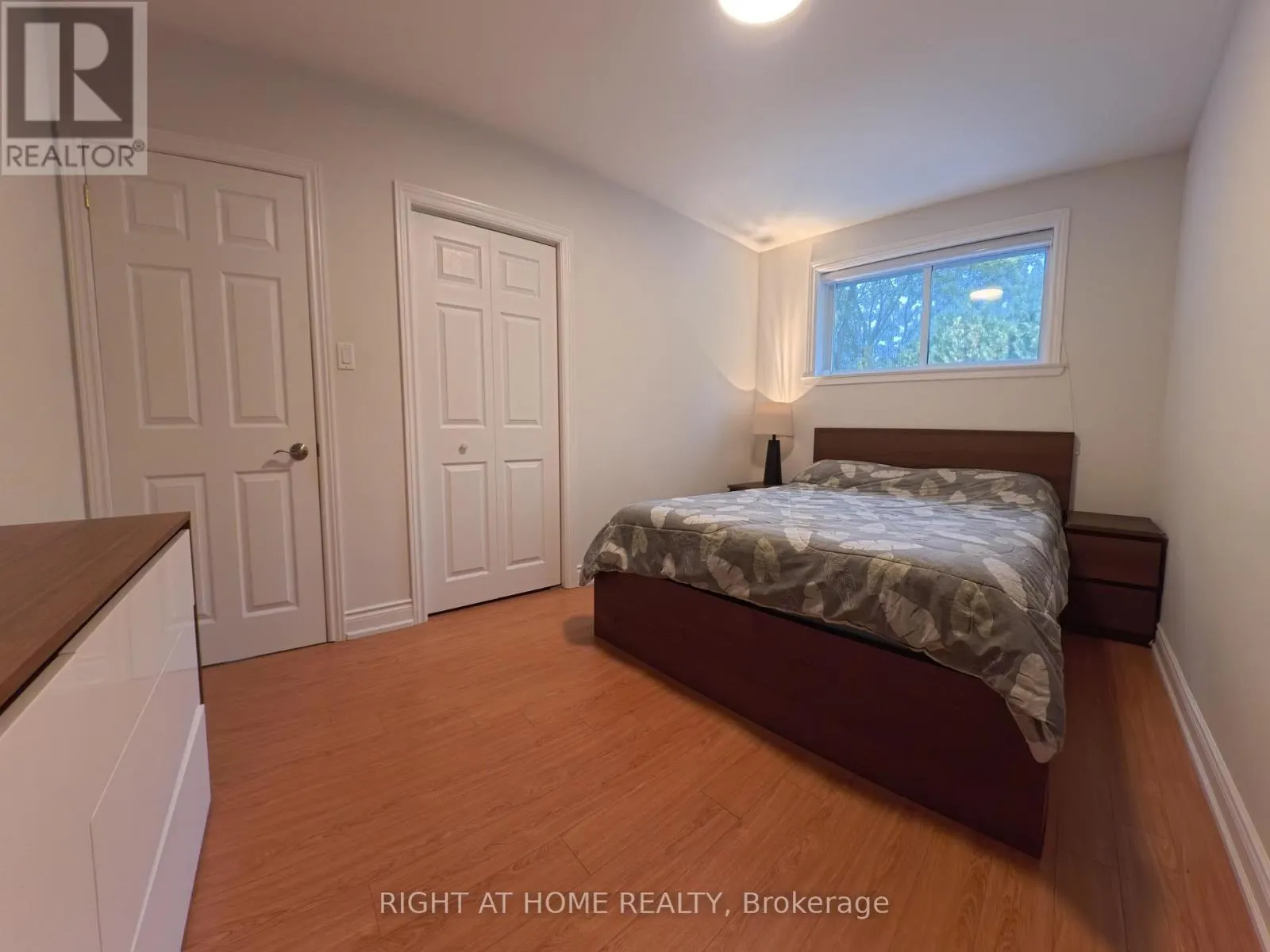 35 KNOWLES CRESCENT