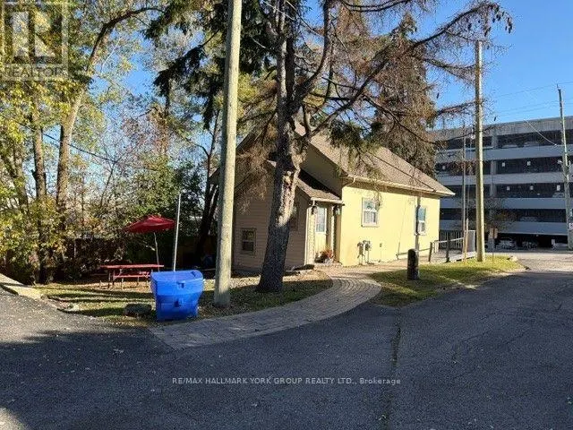 154 WELLINGTON STREET E