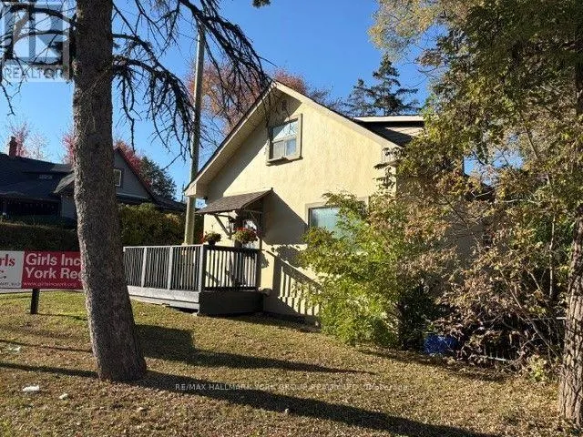 154 WELLINGTON STREET E