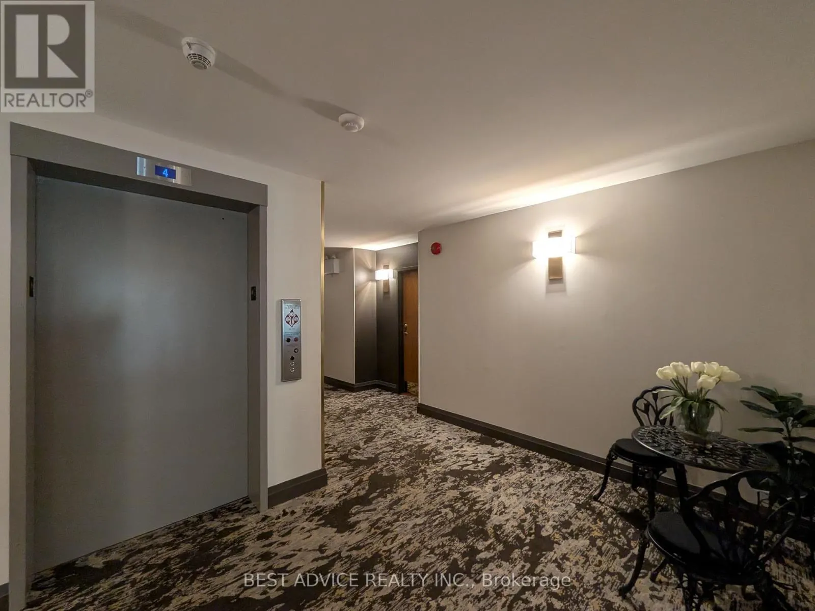 104 - 85 WELLINGTON STREET W