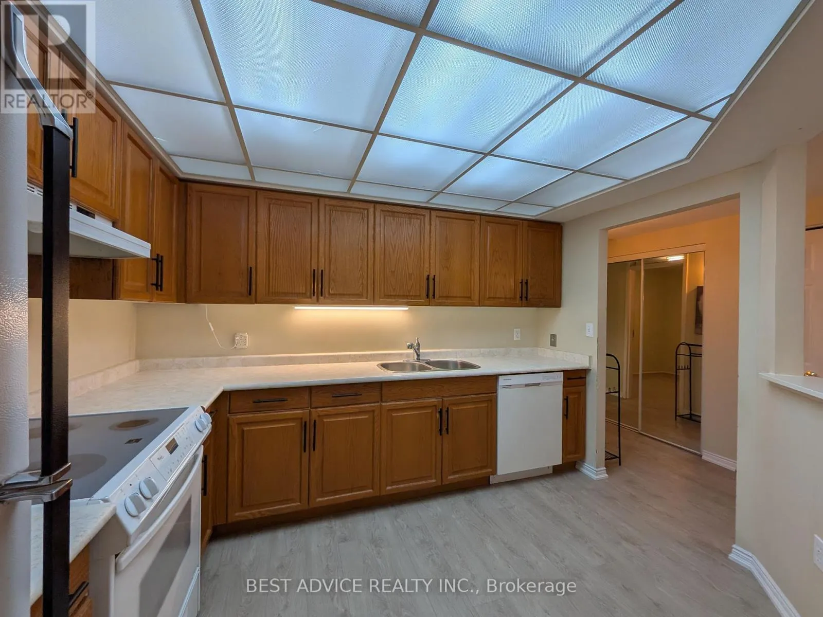 104 - 85 WELLINGTON STREET W