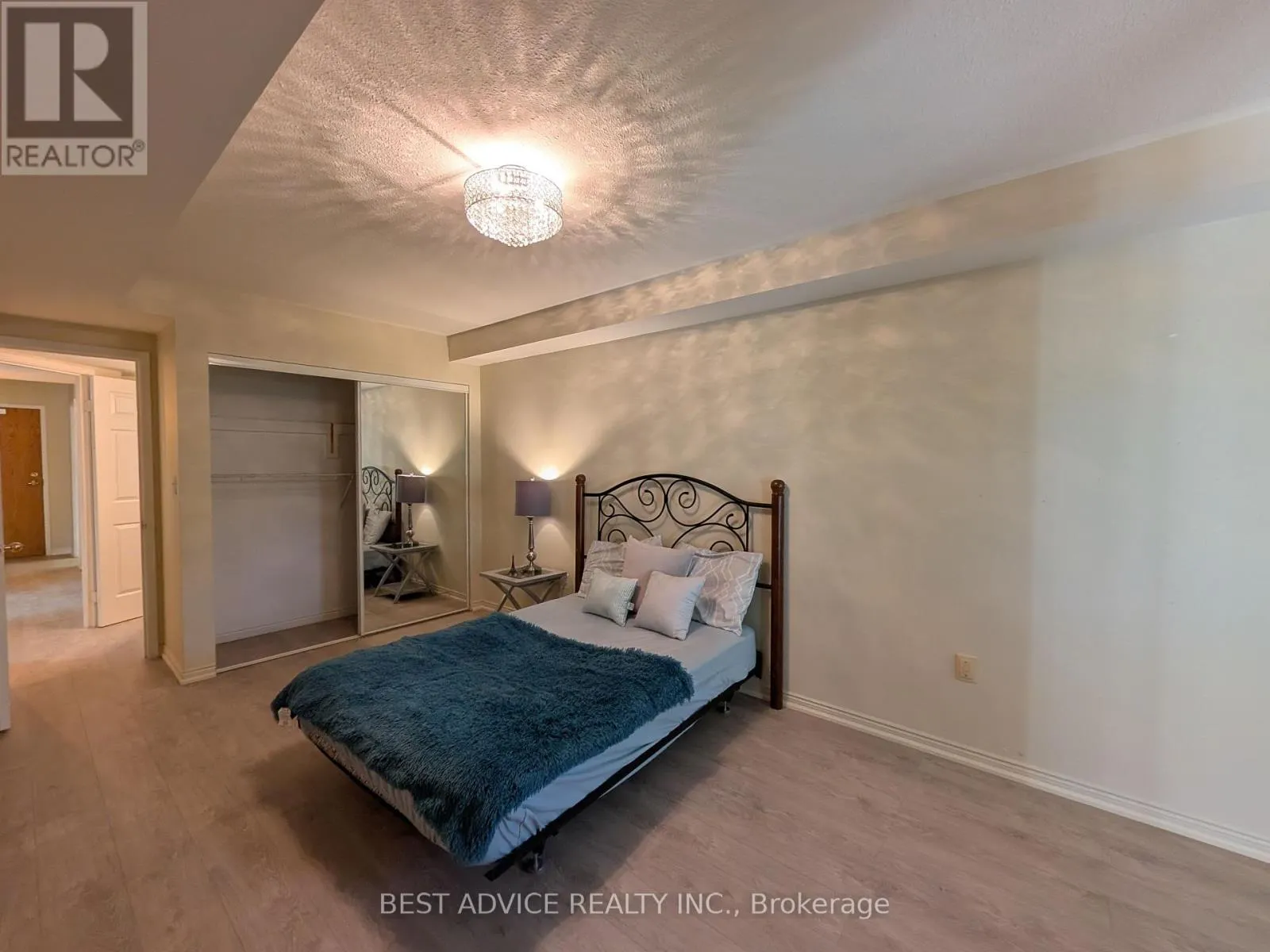 104 - 85 WELLINGTON STREET W