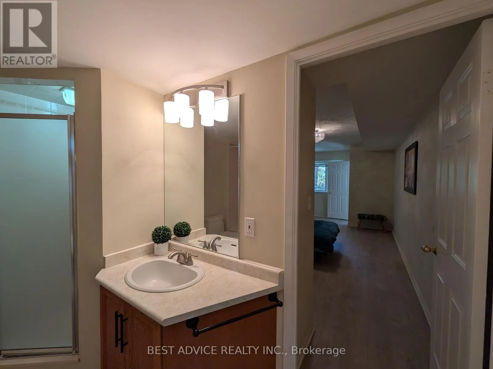 104 - 85 WELLINGTON STREET W