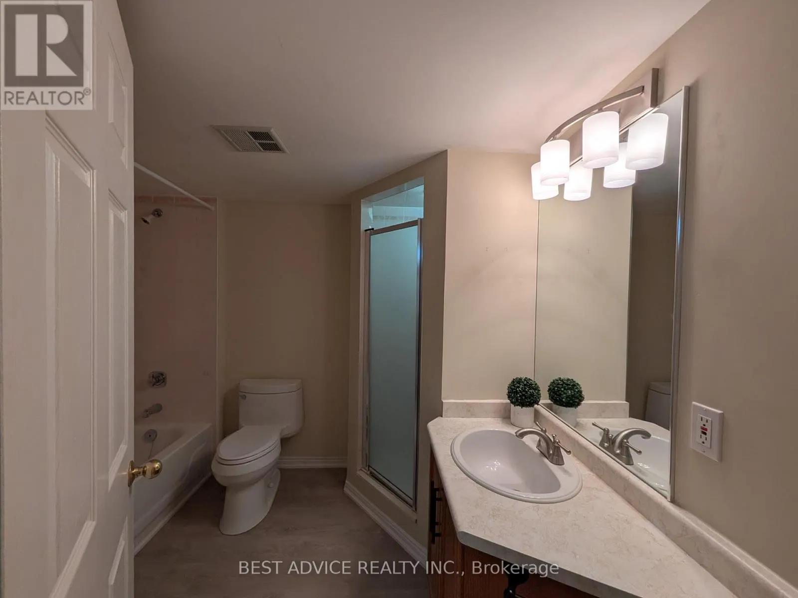 104 - 85 WELLINGTON STREET W