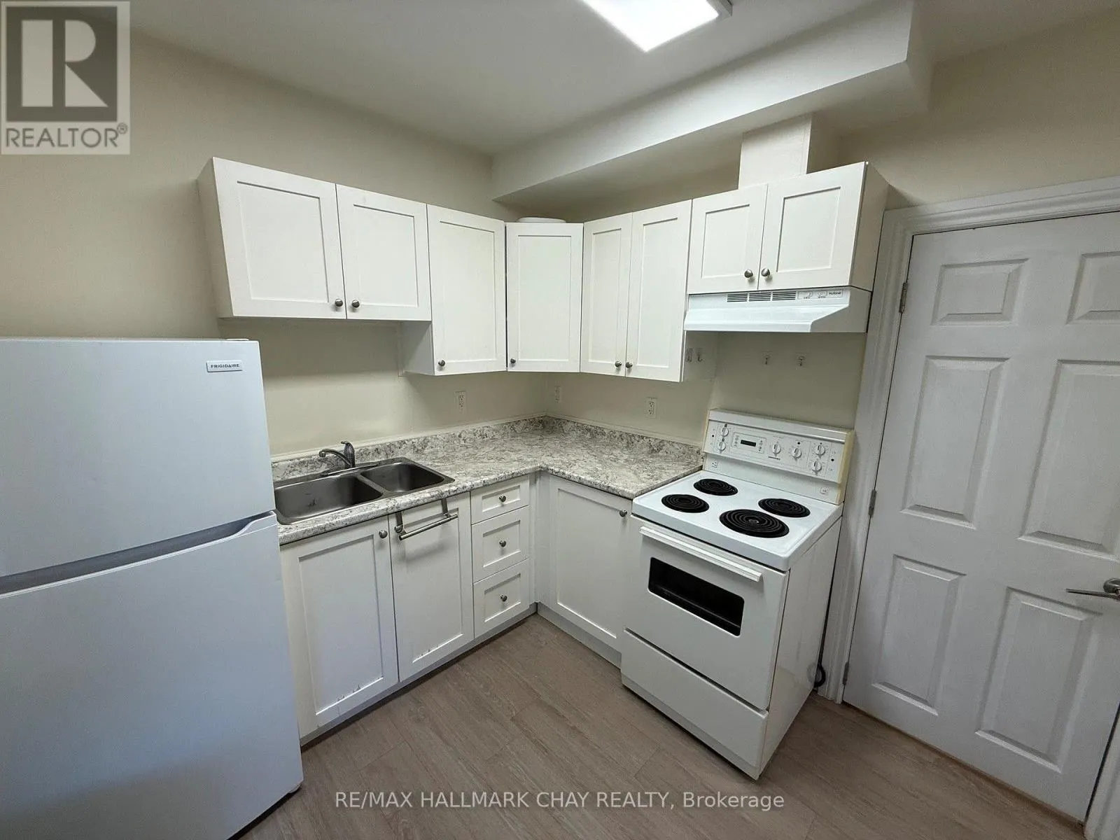 4 - 127 VICTORIA STREET W