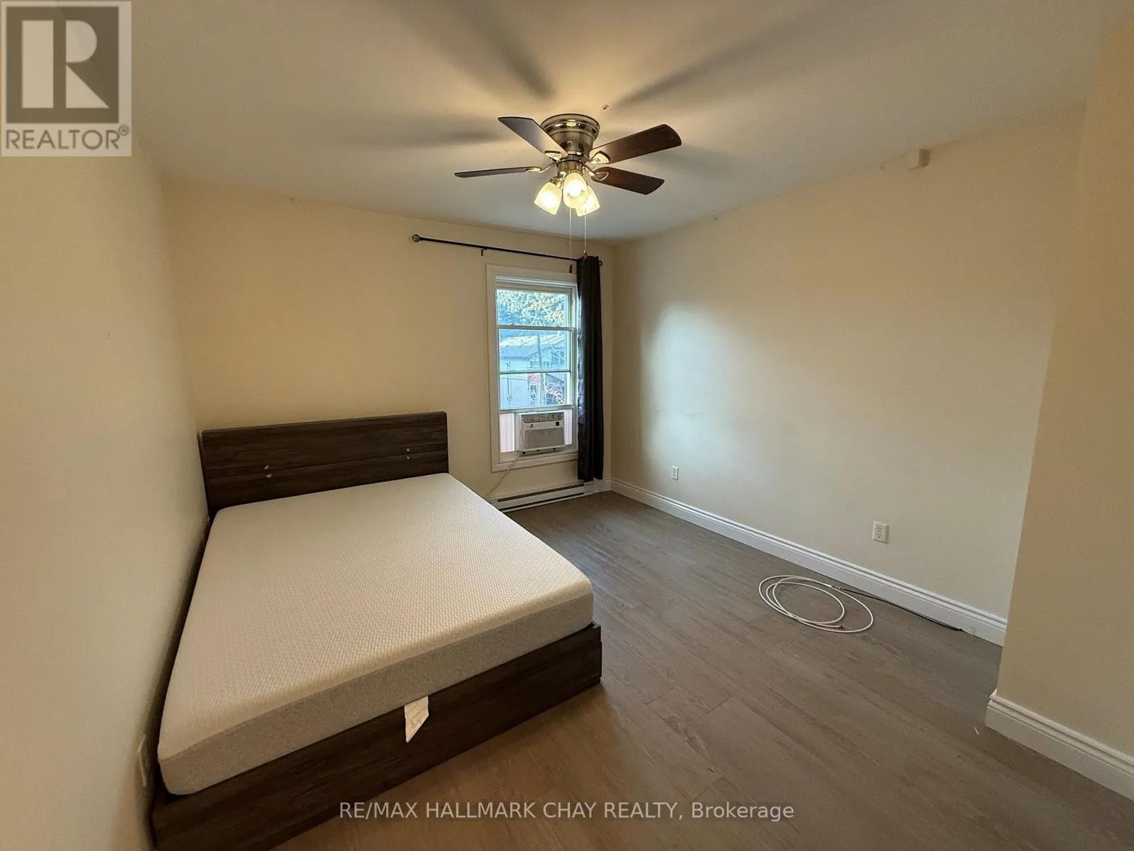 4 - 127 VICTORIA STREET W