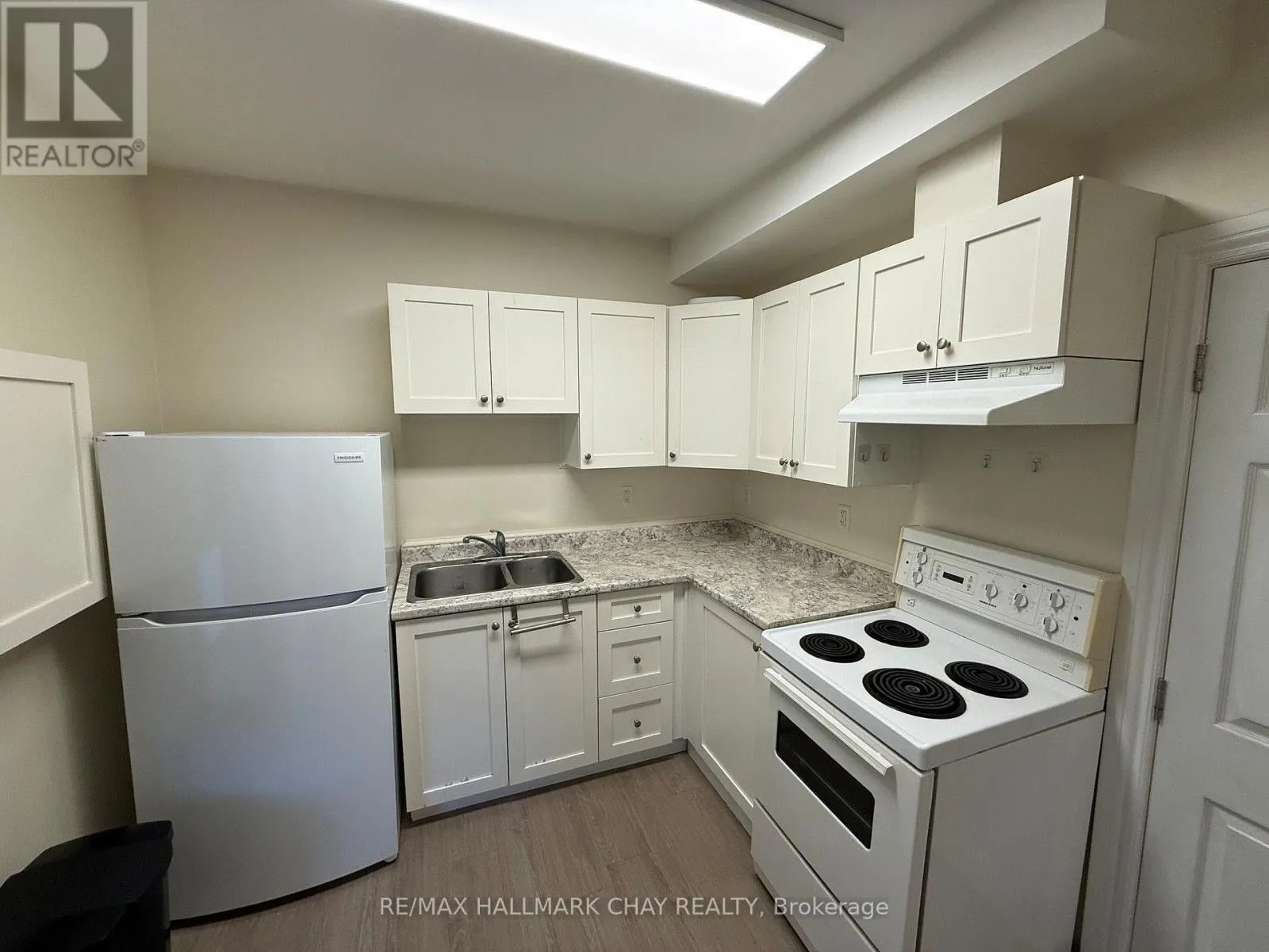 4 - 127 VICTORIA STREET W