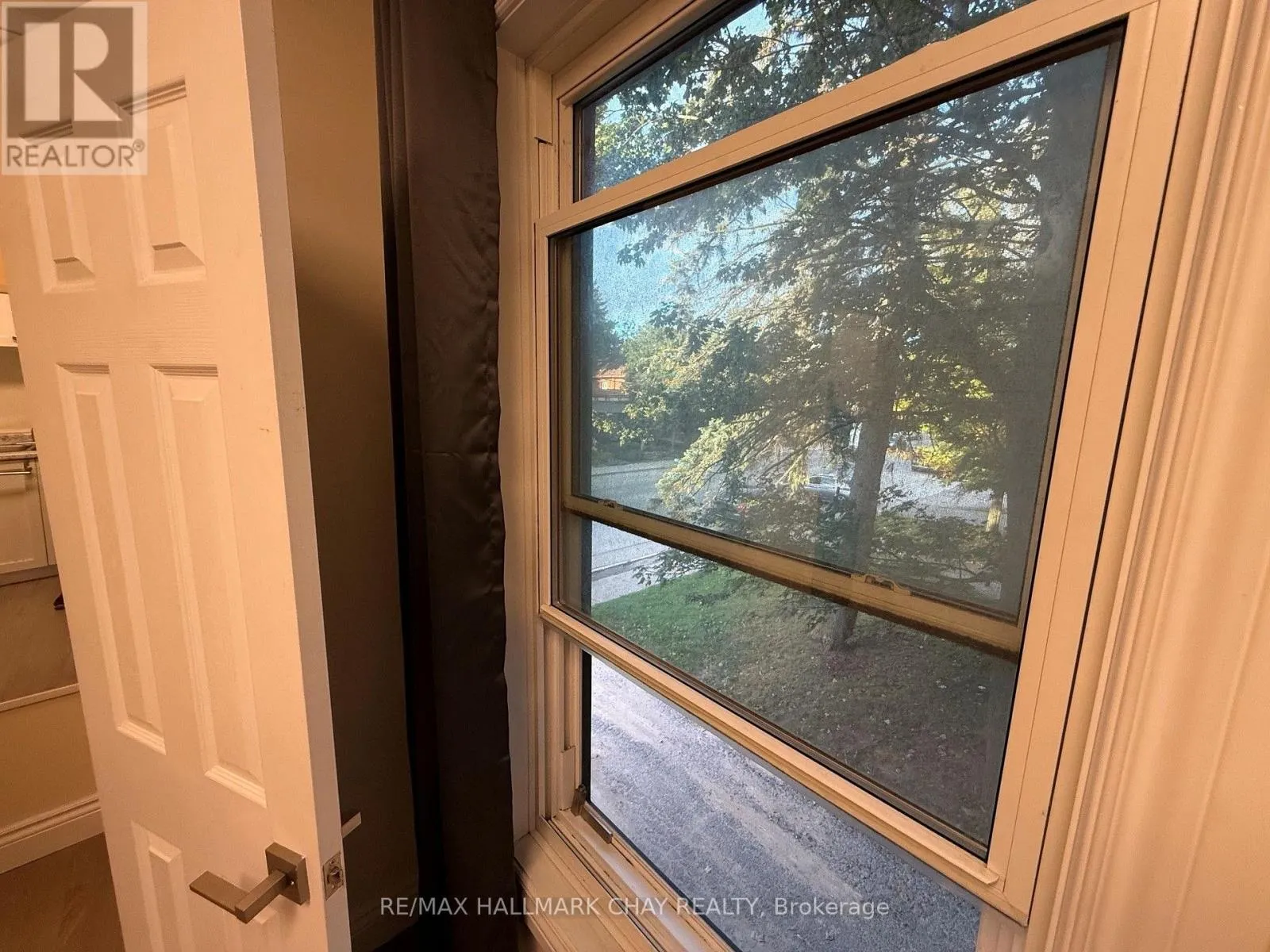 4 - 127 VICTORIA STREET W