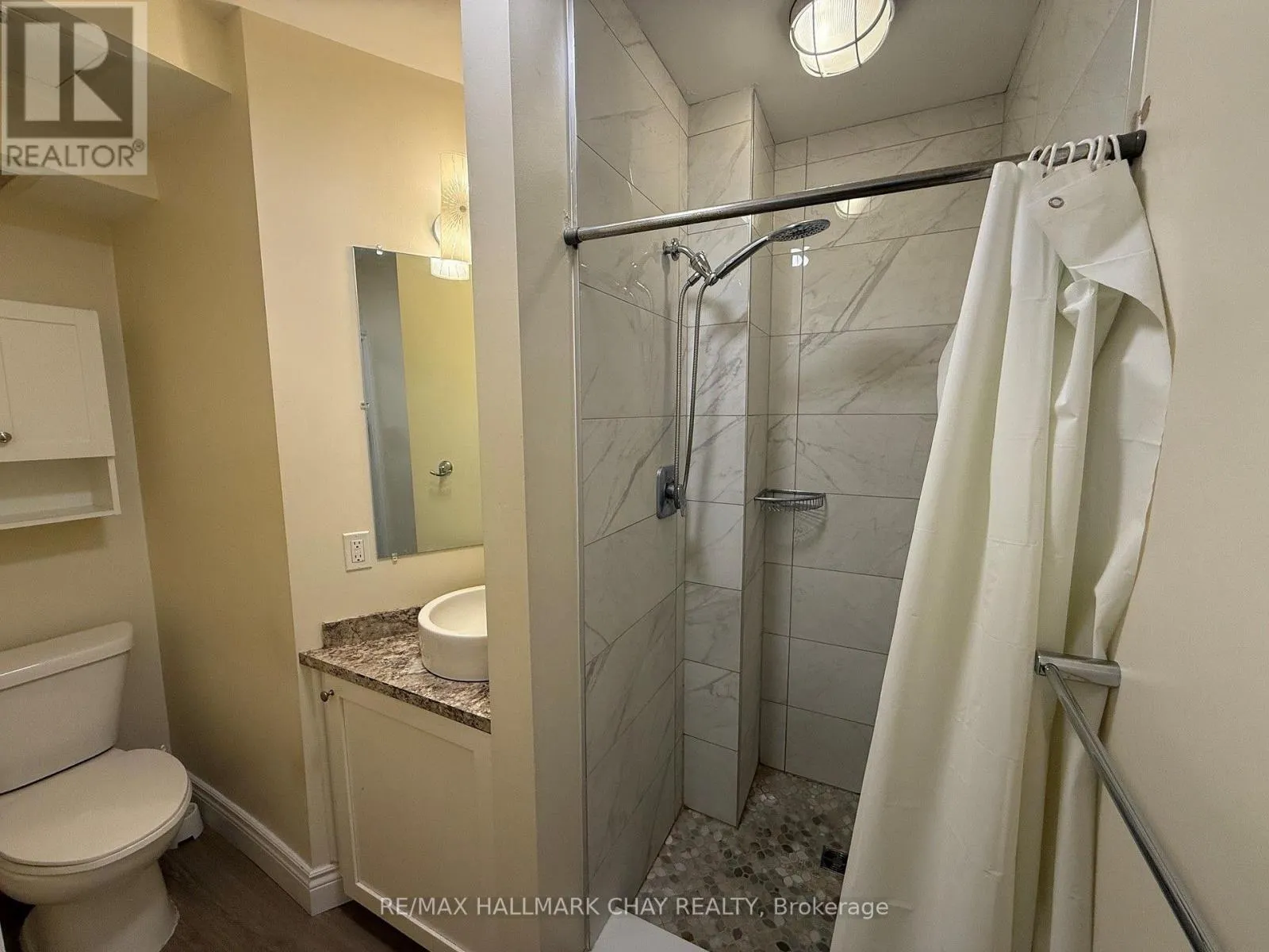 4 - 127 VICTORIA STREET W