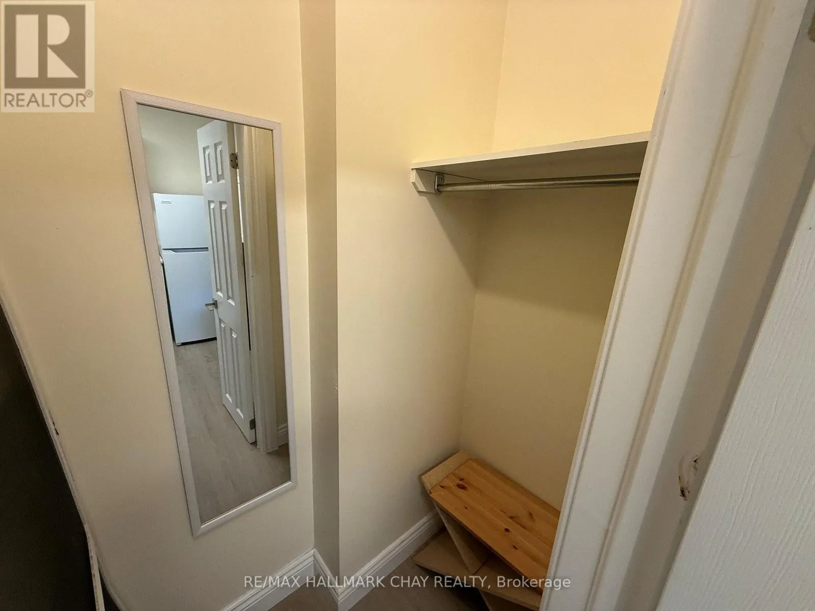 4 - 127 VICTORIA STREET W