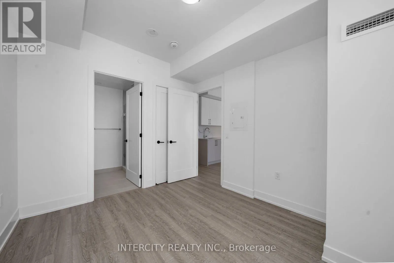 355 - 2075 KING ROAD