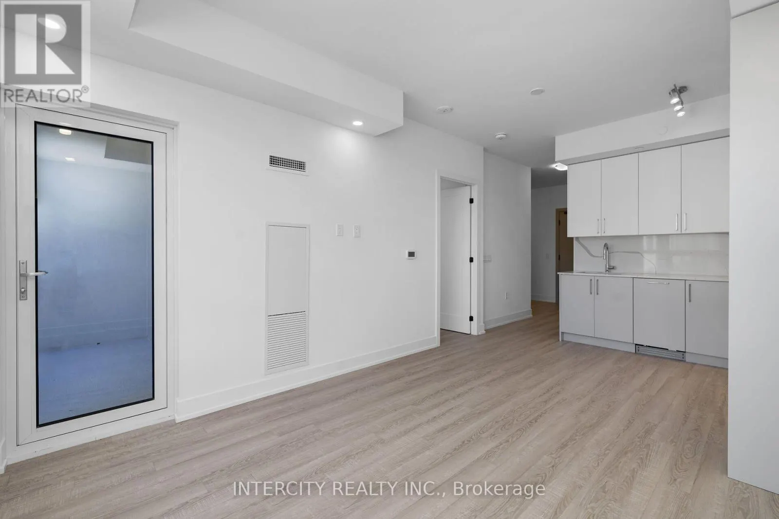 355 - 2075 KING ROAD