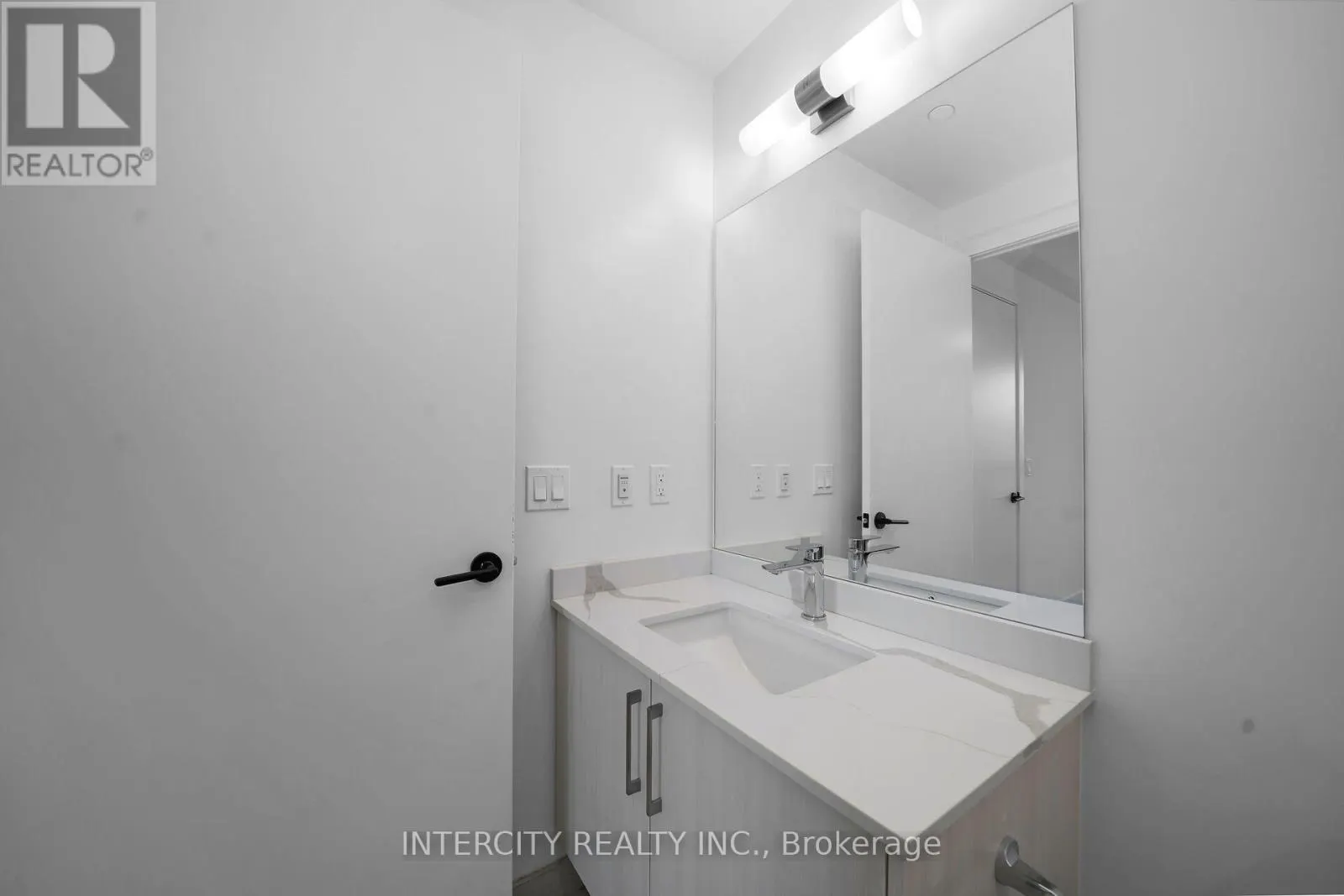 323 - 2075 KING ROAD