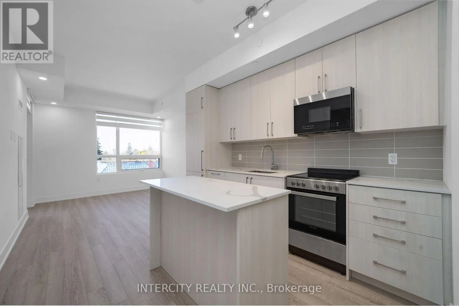 323 - 2075 KING ROAD