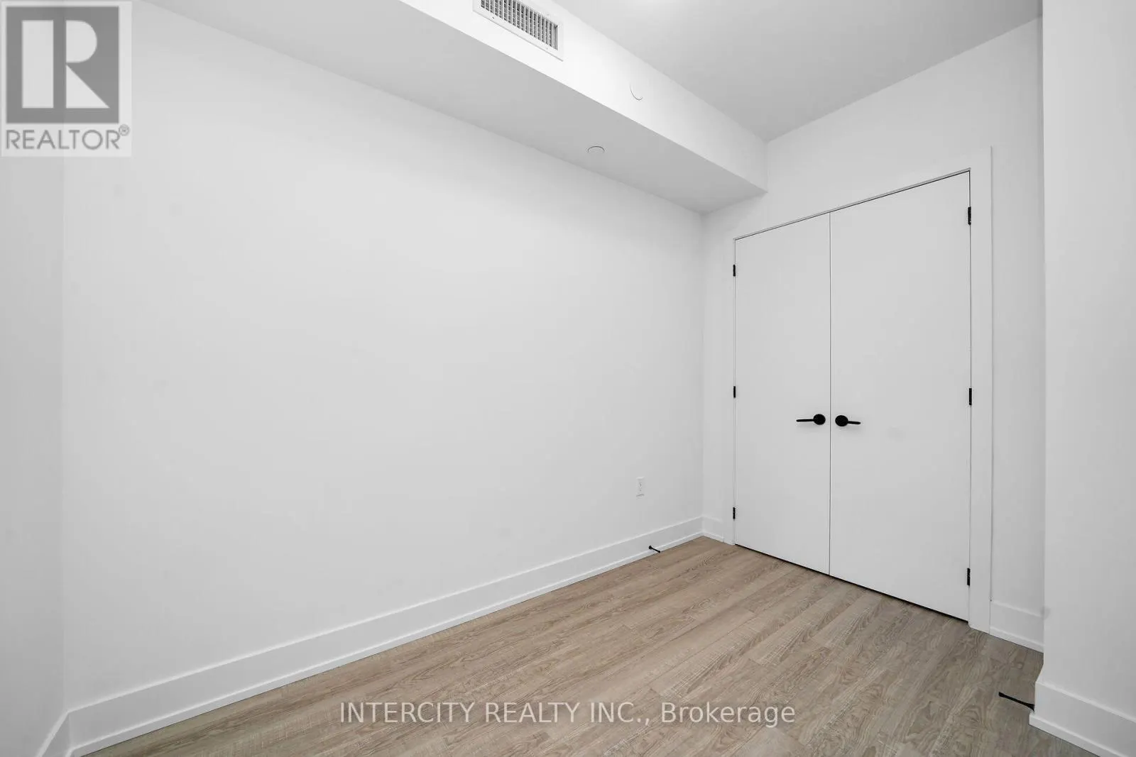 323 - 2075 KING ROAD