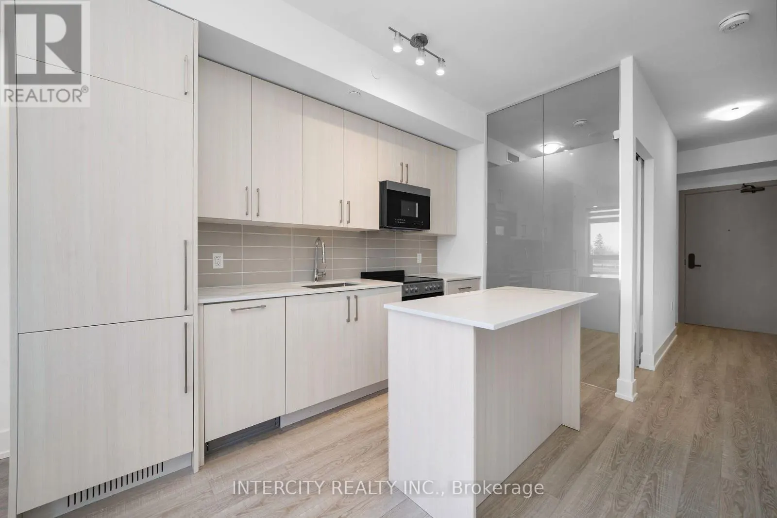 323 - 2075 KING ROAD