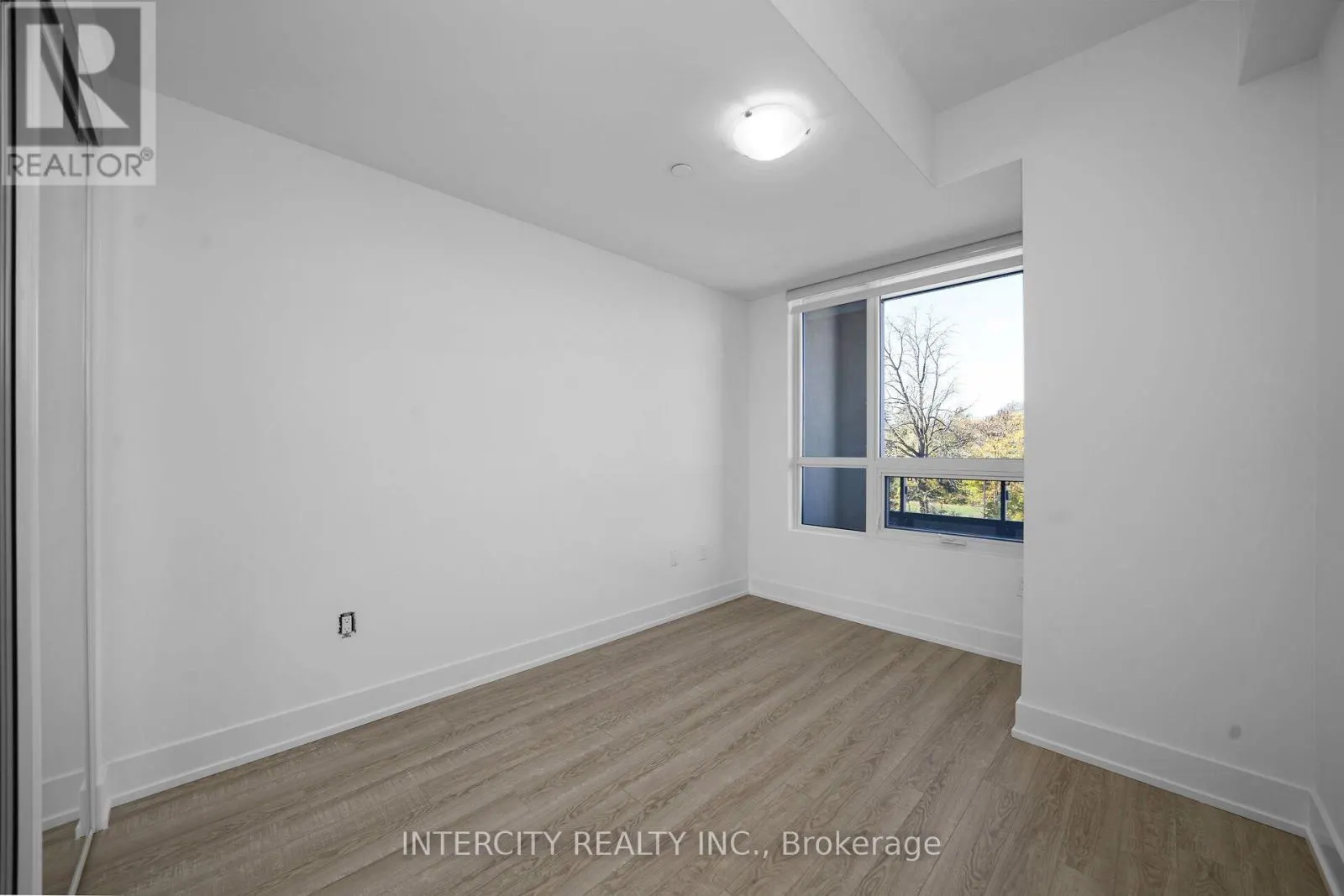 323 - 2075 KING ROAD
